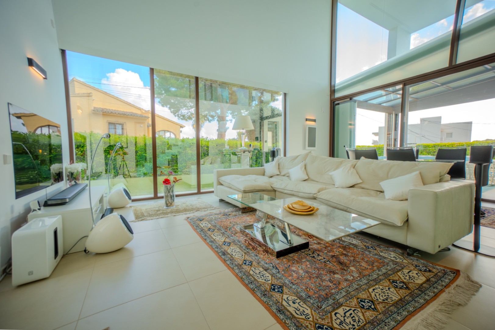 VILLA EXCLUSIVA CON VISTAS AL MAR Y GRAN POTENCIAL EN TEULADA-MORAIRA