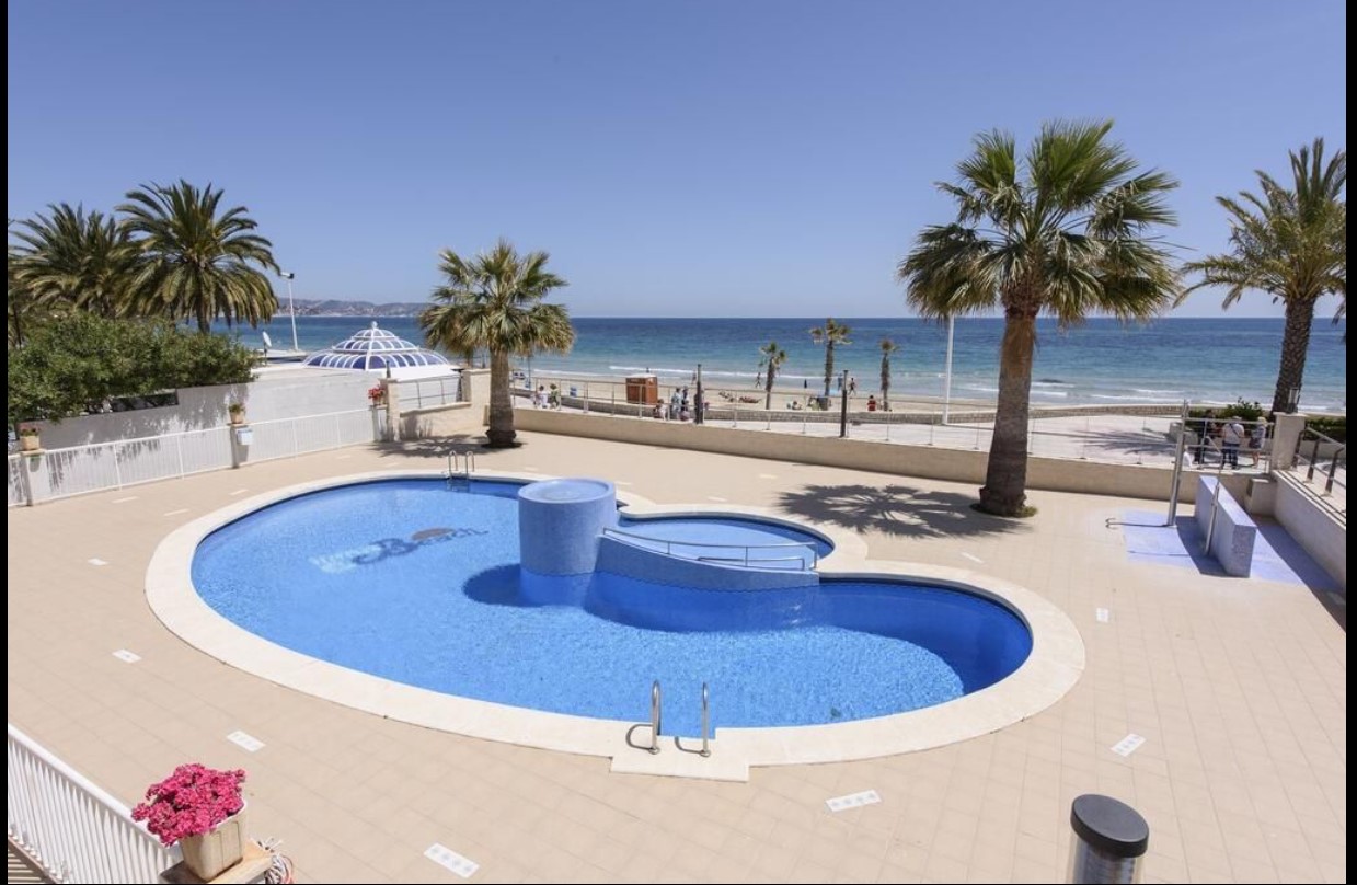 Apartamento en primera línea de la playa Levante con preciosas vistas al mar y la bahía
