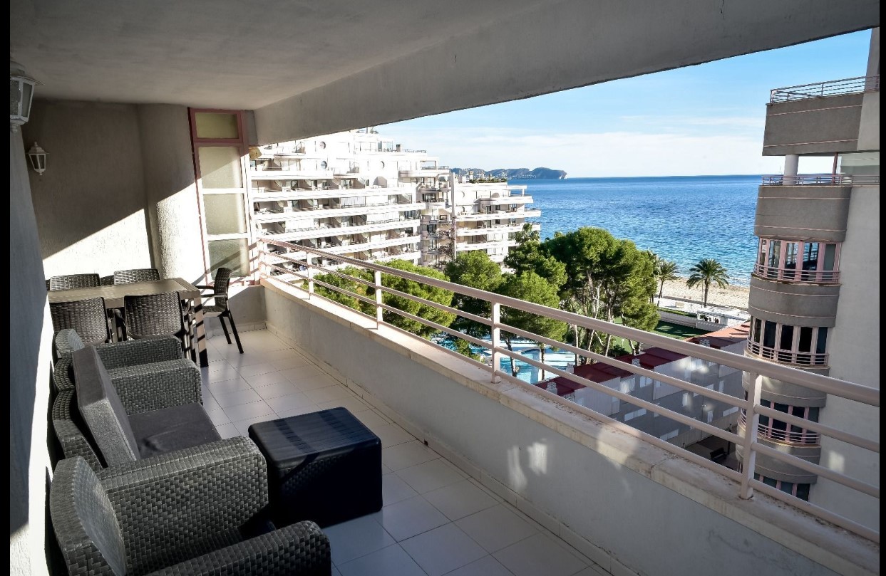 Apartamento en primera línea de la playa Levante con preciosas vistas al mar y la bahía