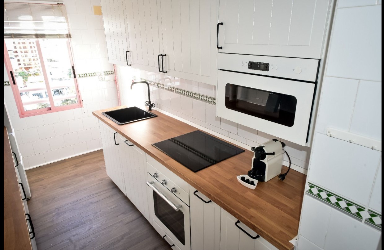 Apartamento en primera línea de la playa Levante con preciosas vistas al mar y la bahía