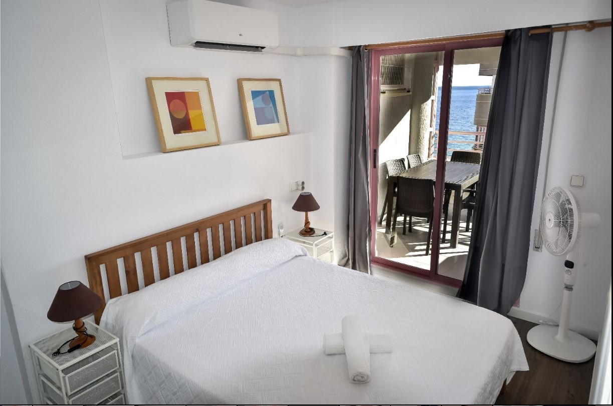 Apartamento en primera línea de la playa Levante con preciosas vistas al mar y la bahía
