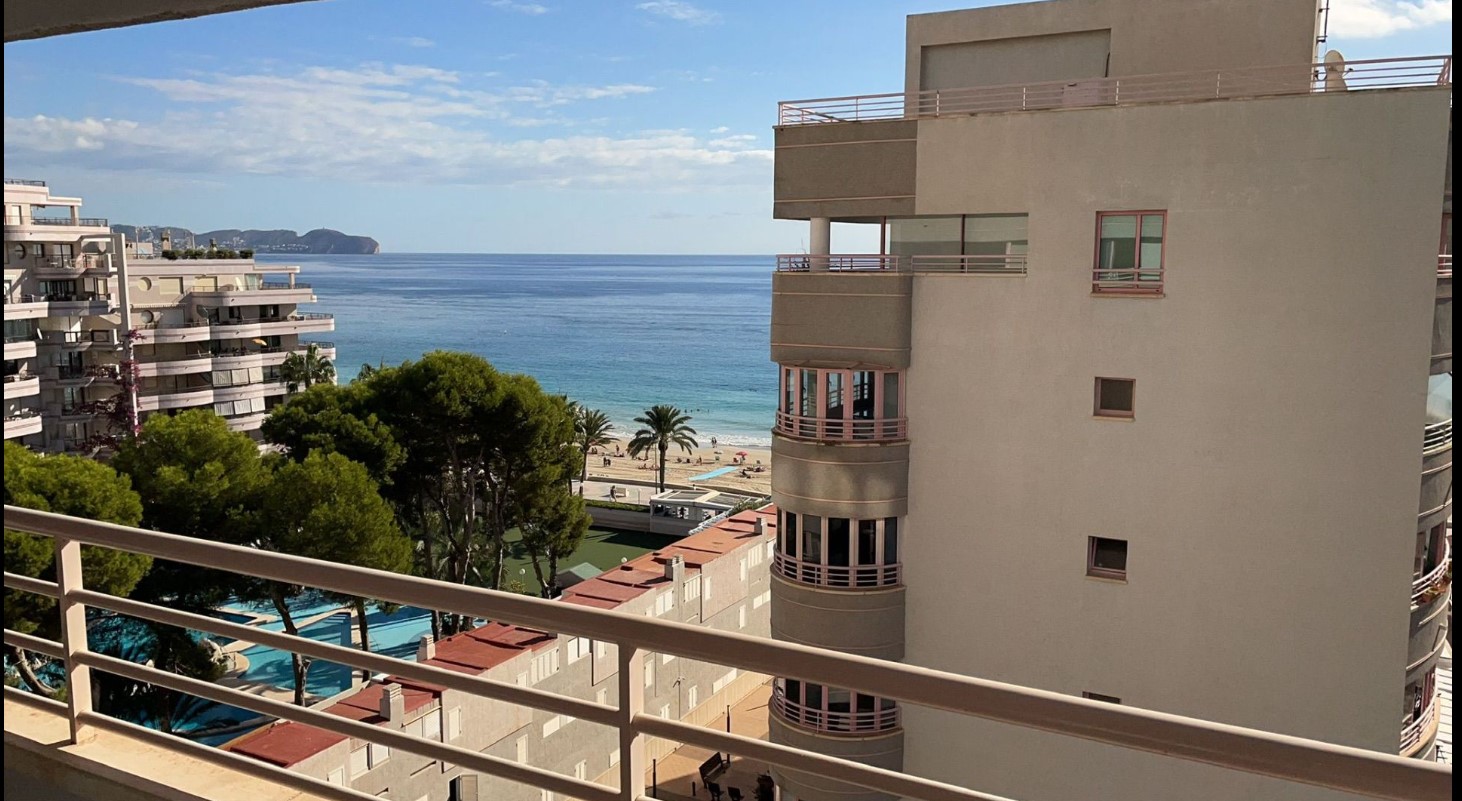 Apartamento en primera línea de la playa Levante con preciosas vistas al mar y la bahía