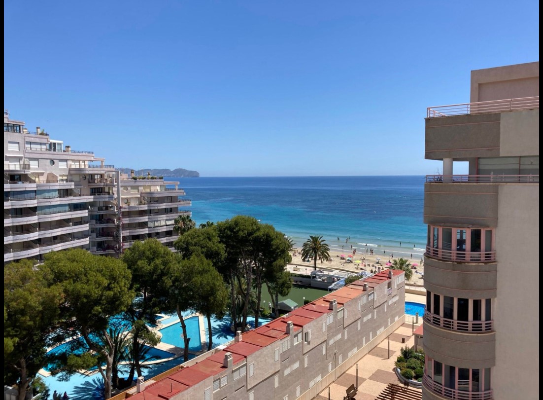 Apartamento en primera línea de la playa Levante con preciosas vistas al mar y la bahía