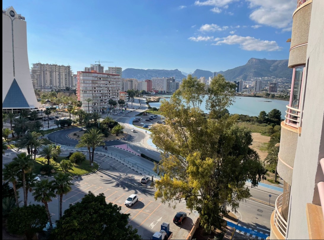 Apartamento en primera línea de la playa Levante con preciosas vistas al mar y la bahía