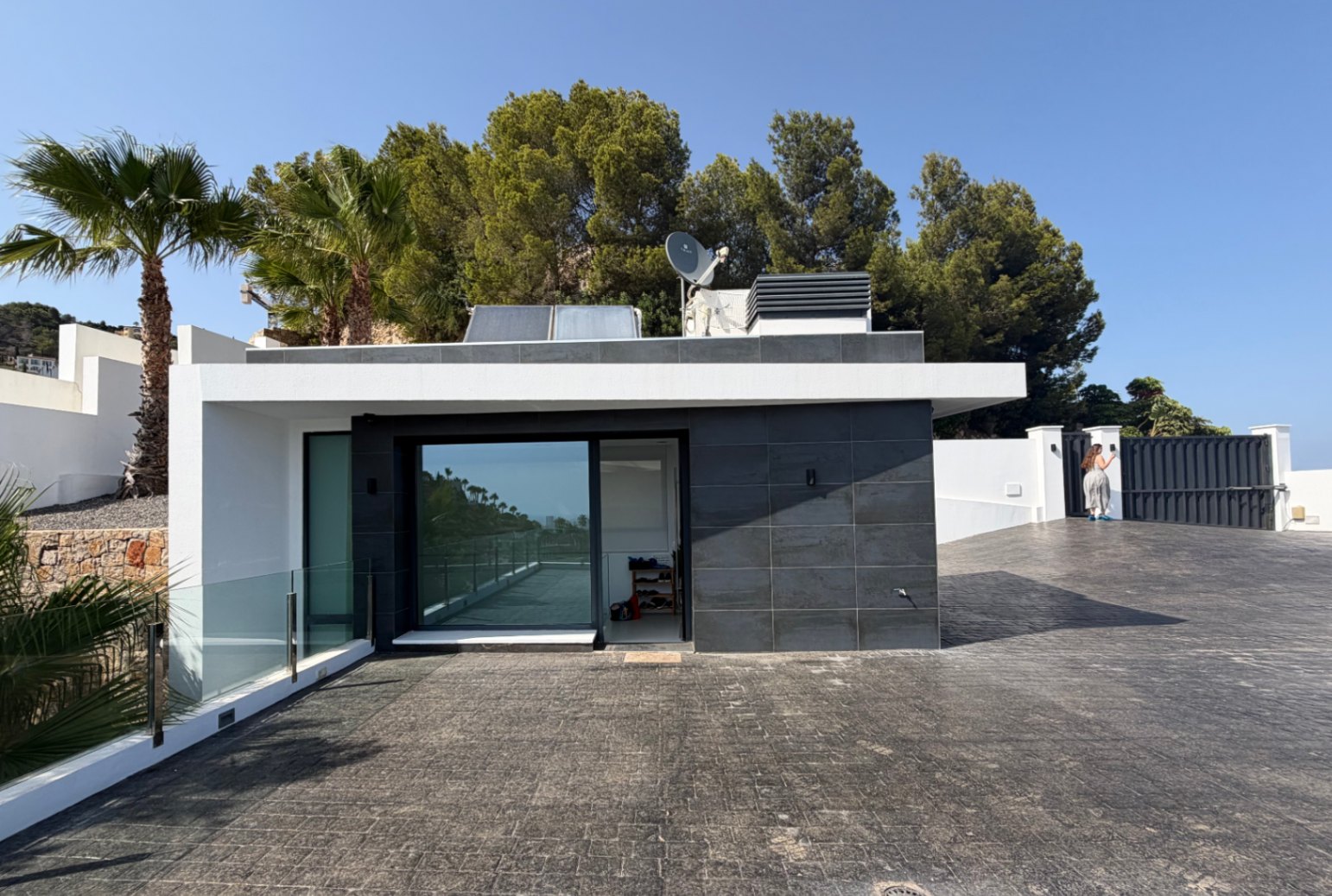 Exclusiva villa con vistas panorámicas al mar, piscina infinity, ascensor y zona privada de bienestar en Benissa
