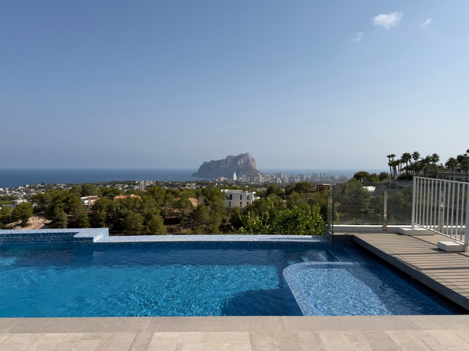 Exclusiva villa con vistas panorámicas al mar, piscina infinity, ascensor y zona privada de bienestar en Benissa