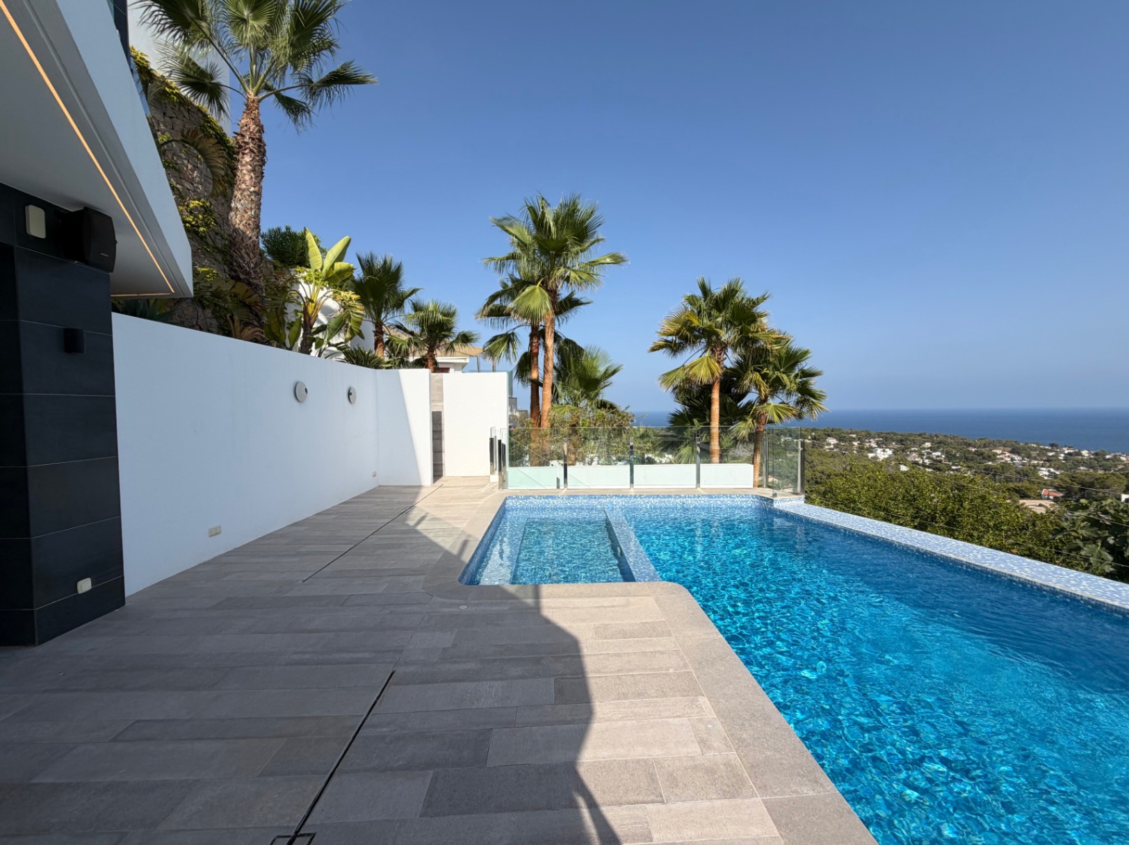 Exclusiva villa con vistas panorámicas al mar, piscina infinity, ascensor y zona privada de bienestar en Benissa