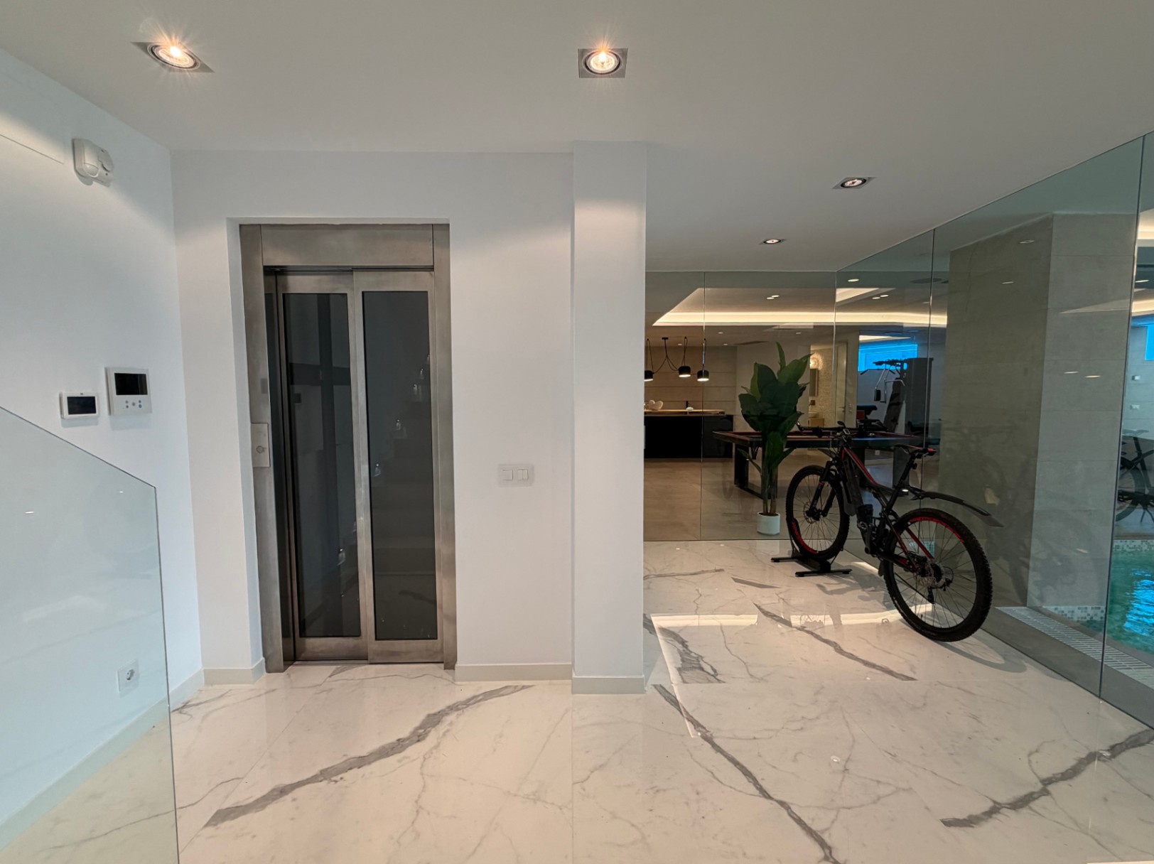 Exclusiva villa con vistas panorámicas al mar, piscina infinity, ascensor y zona privada de bienestar en Benissa