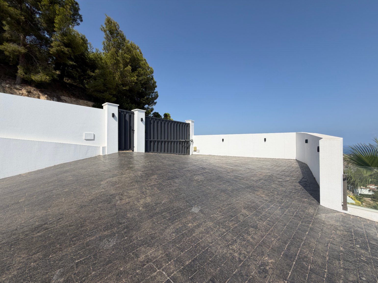 Exclusiva villa con vistas panorámicas al mar, piscina infinity, ascensor y zona privada de bienestar en Benissa