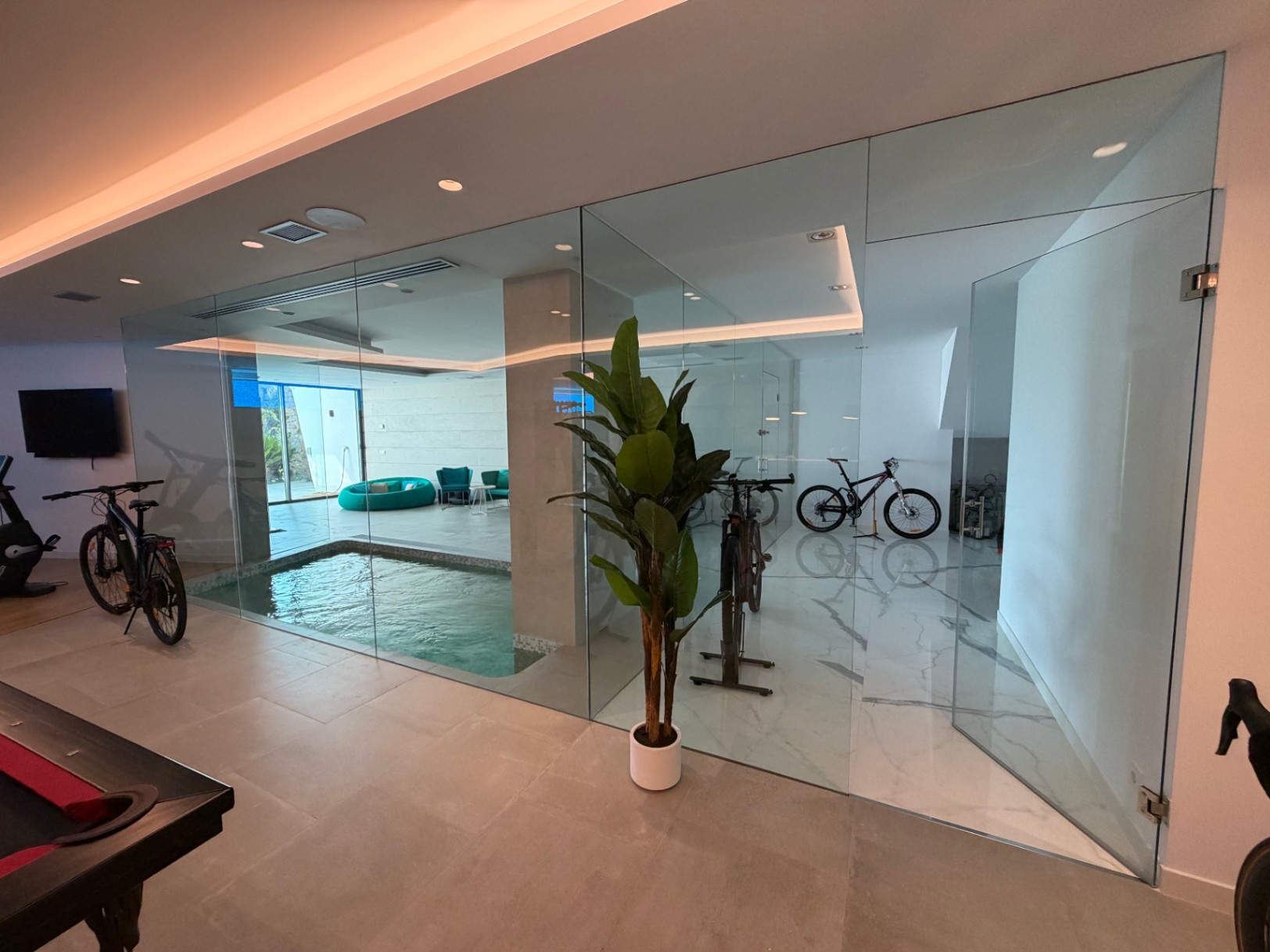 Exclusiva villa con vistas panorámicas al mar, piscina infinity, ascensor y zona privada de bienestar en Benissa