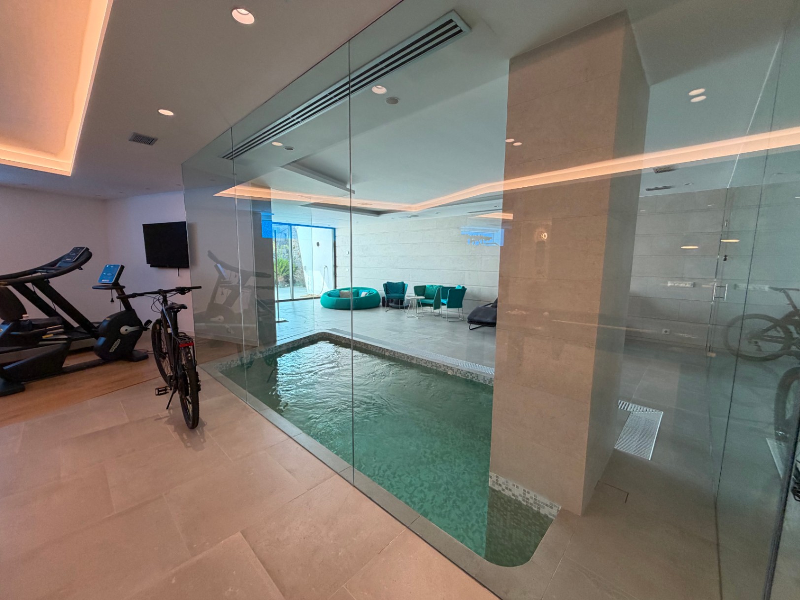 Exclusiva villa con vistas panorámicas al mar, piscina infinity, ascensor y zona privada de bienestar en Benissa