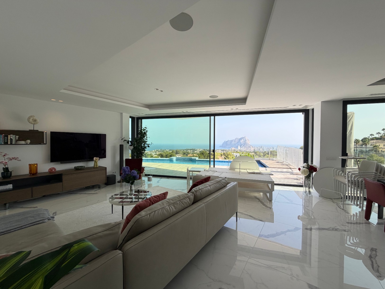 Exclusiva villa con vistas panorámicas al mar, piscina infinity, ascensor y zona privada de bienestar en Benissa