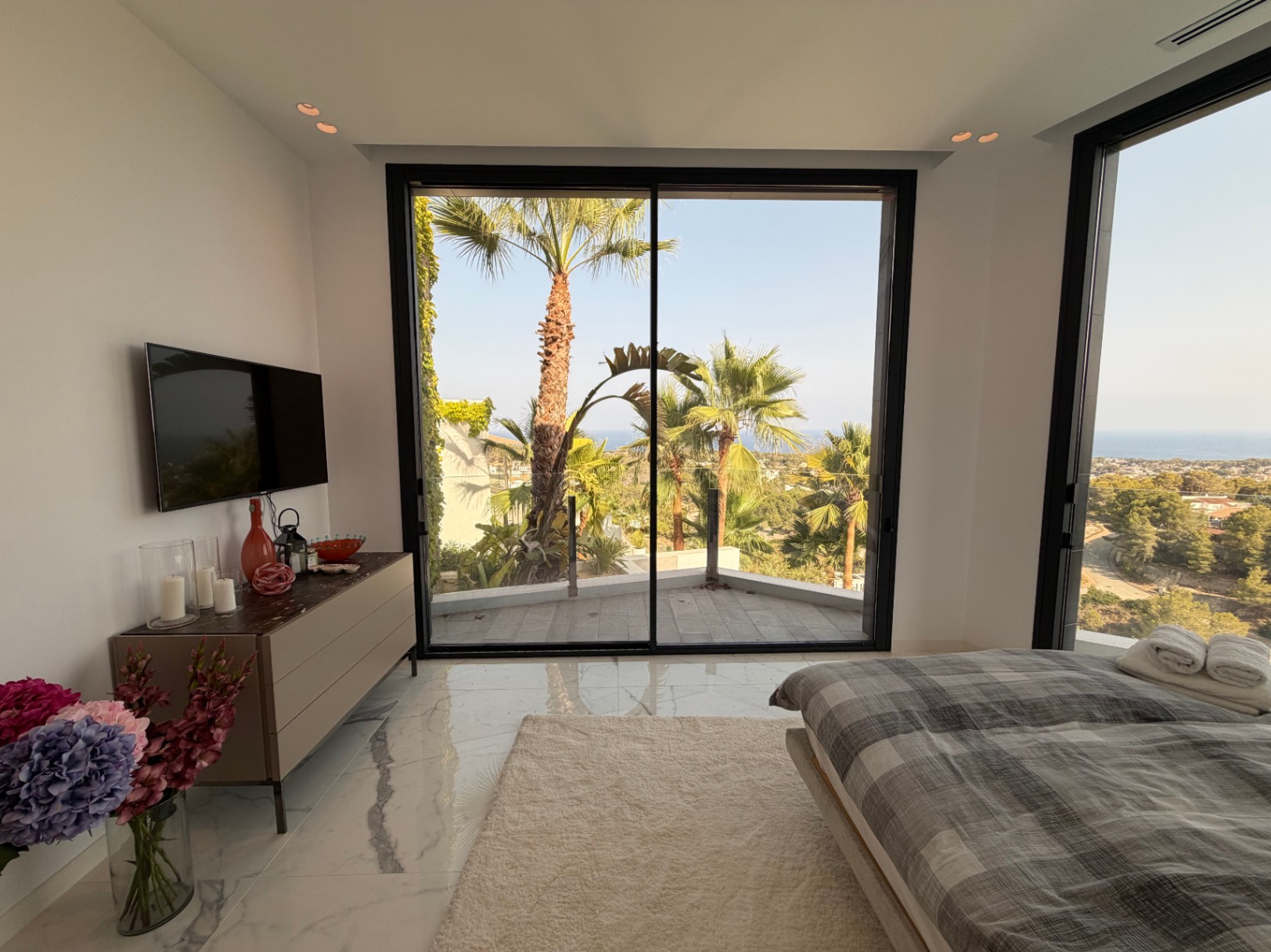 Exclusiva villa con vistas panorámicas al mar, piscina infinity, ascensor y zona privada de bienestar en Benissa