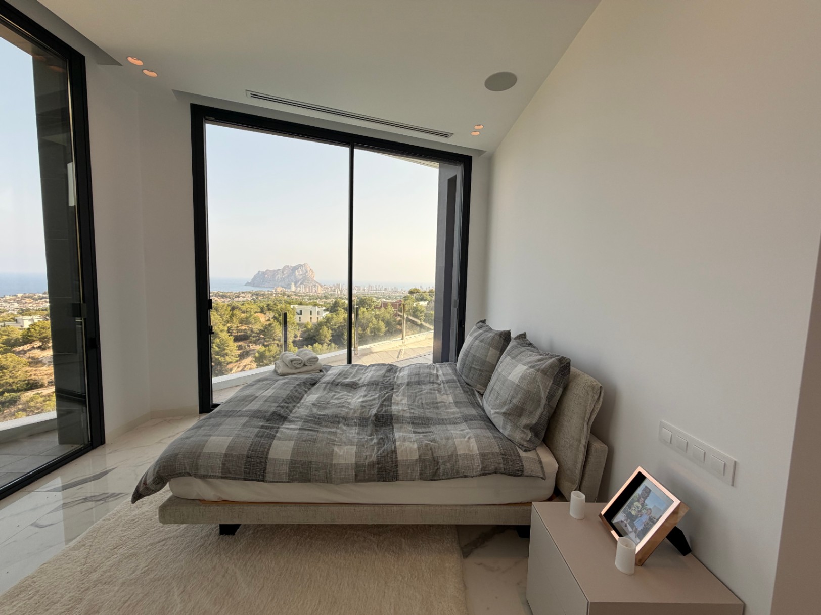 Exclusiva villa con vistas panorámicas al mar, piscina infinity, ascensor y zona privada de bienestar en Benissa