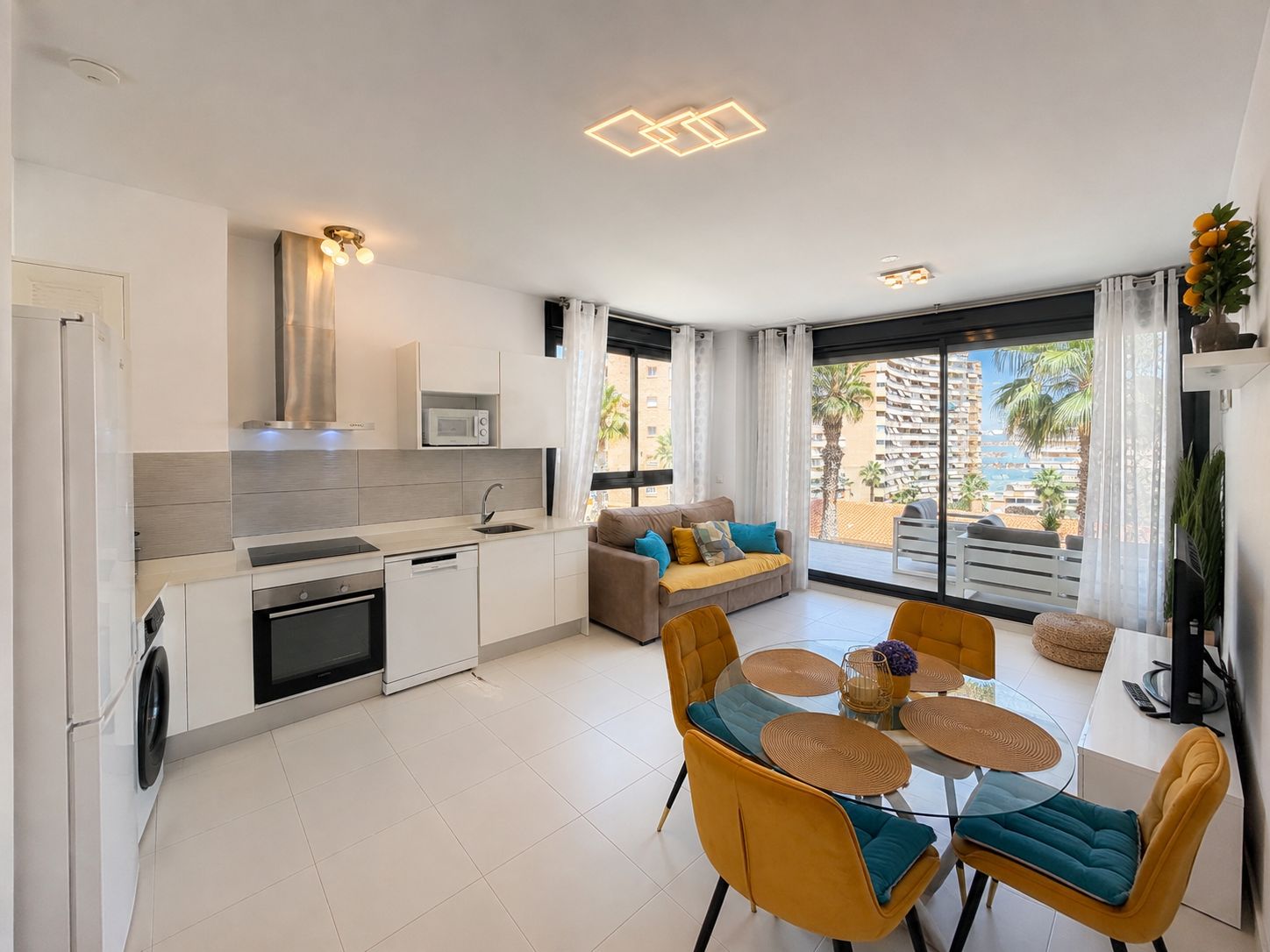 Apartamento moderno de 2 dormitorios con vistas al mar en el edificio Calpe Beach