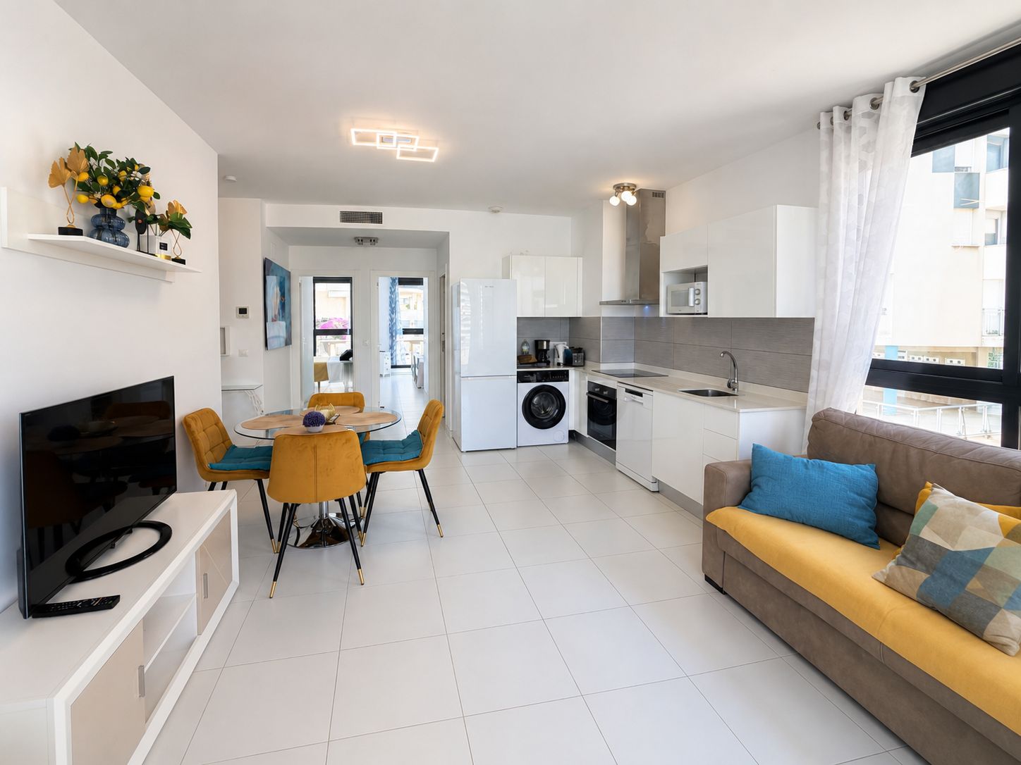 Apartamento moderno de 2 dormitorios con vistas al mar en el edificio Calpe Beach