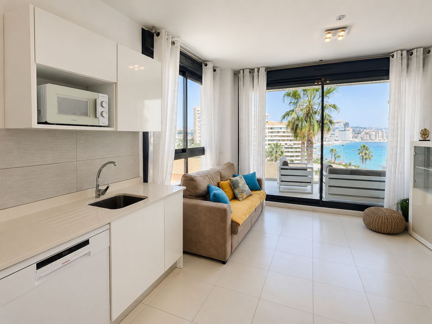 Apartamento moderno de 2 dormitorios con vistas al mar en el edificio Calpe Beach