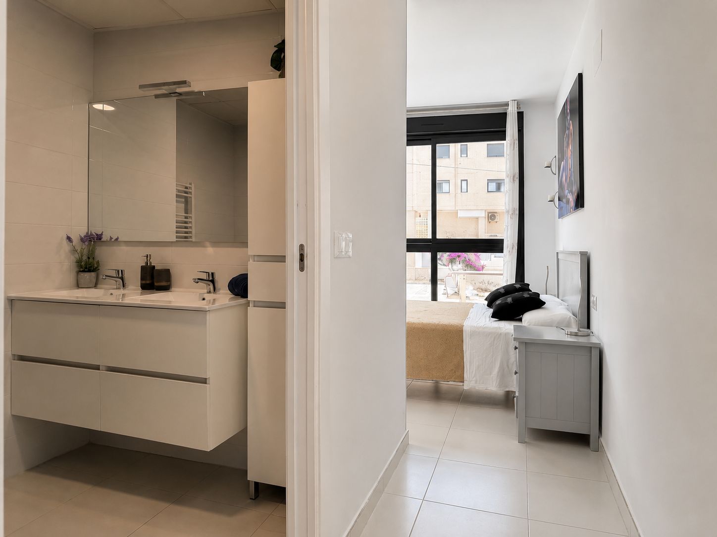 Apartamento moderno de 2 dormitorios con vistas al mar en el edificio Calpe Beach