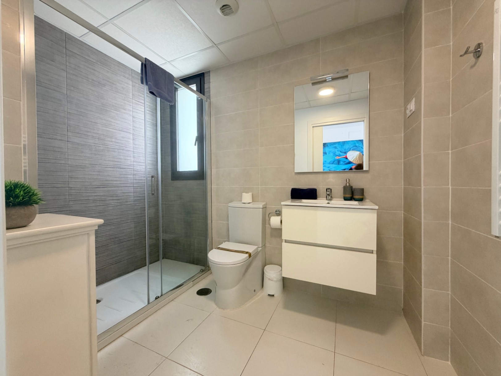 Apartamento moderno de 2 dormitorios con vistas al mar en el edificio Calpe Beach