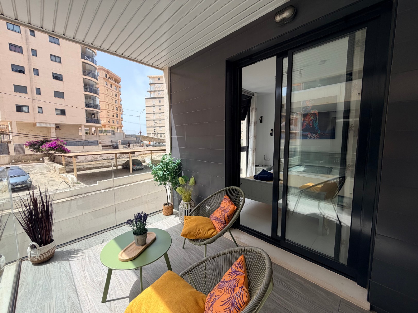 Apartamento moderno de 2 dormitorios con vistas al mar en el edificio Calpe Beach