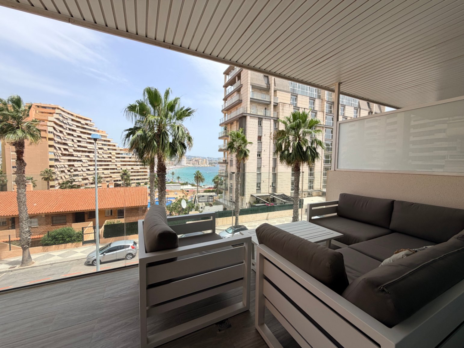 Apartamento moderno de 2 dormitorios con vistas al mar en el edificio Calpe Beach