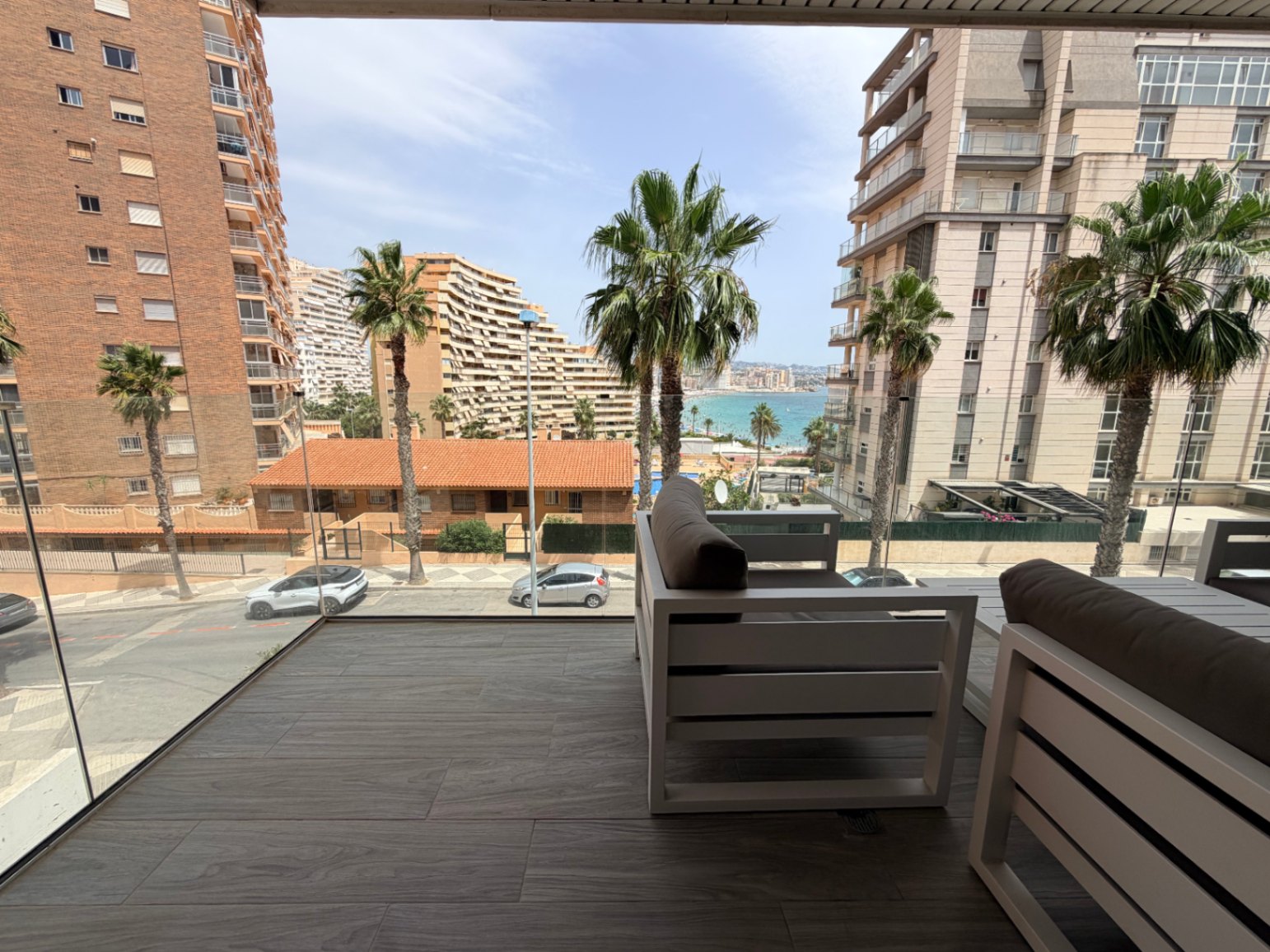 Apartamento moderno de 2 dormitorios con vistas al mar en el edificio Calpe Beach