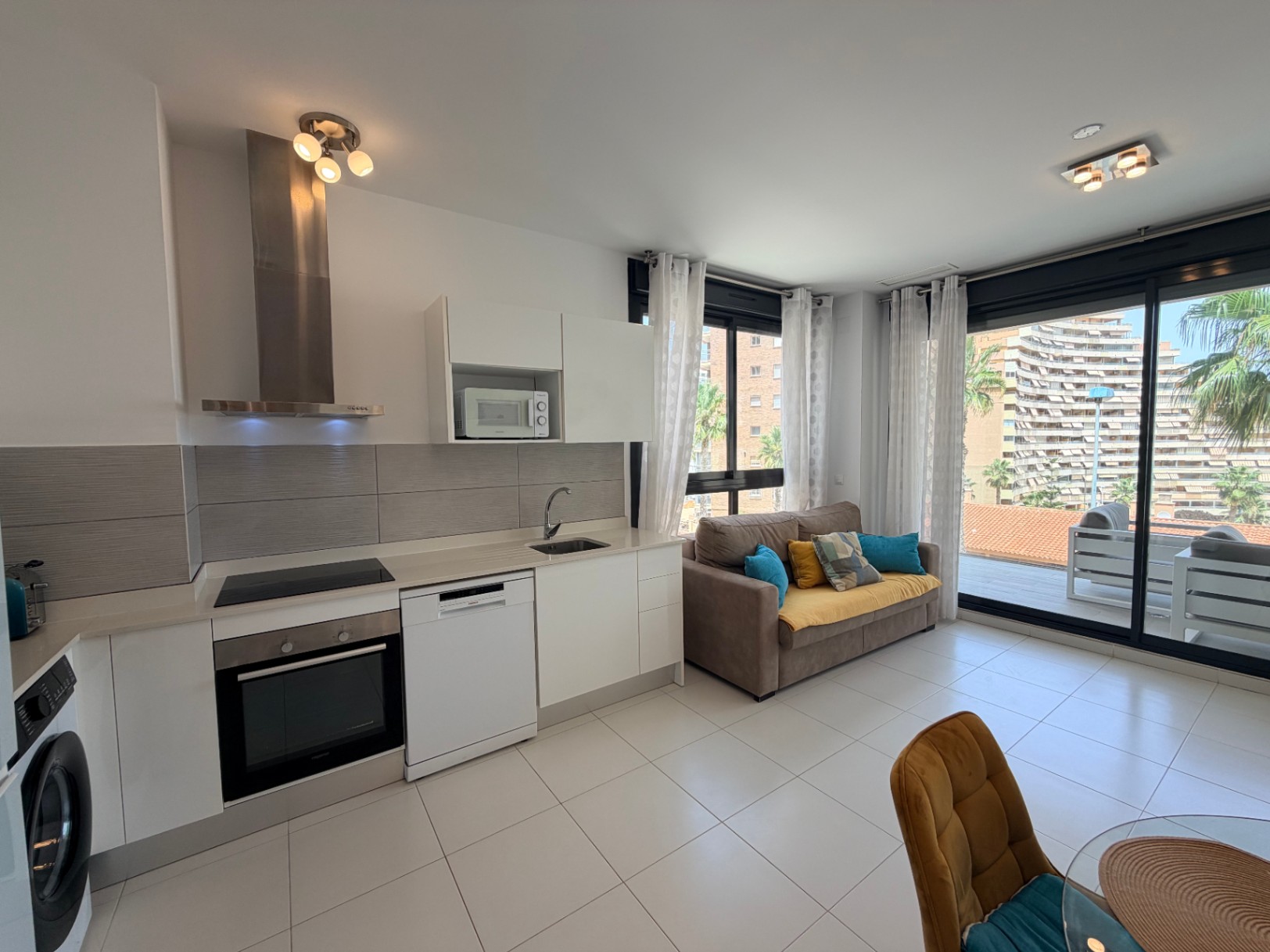 Apartamento moderno de 2 dormitorios con vistas al mar en el edificio Calpe Beach