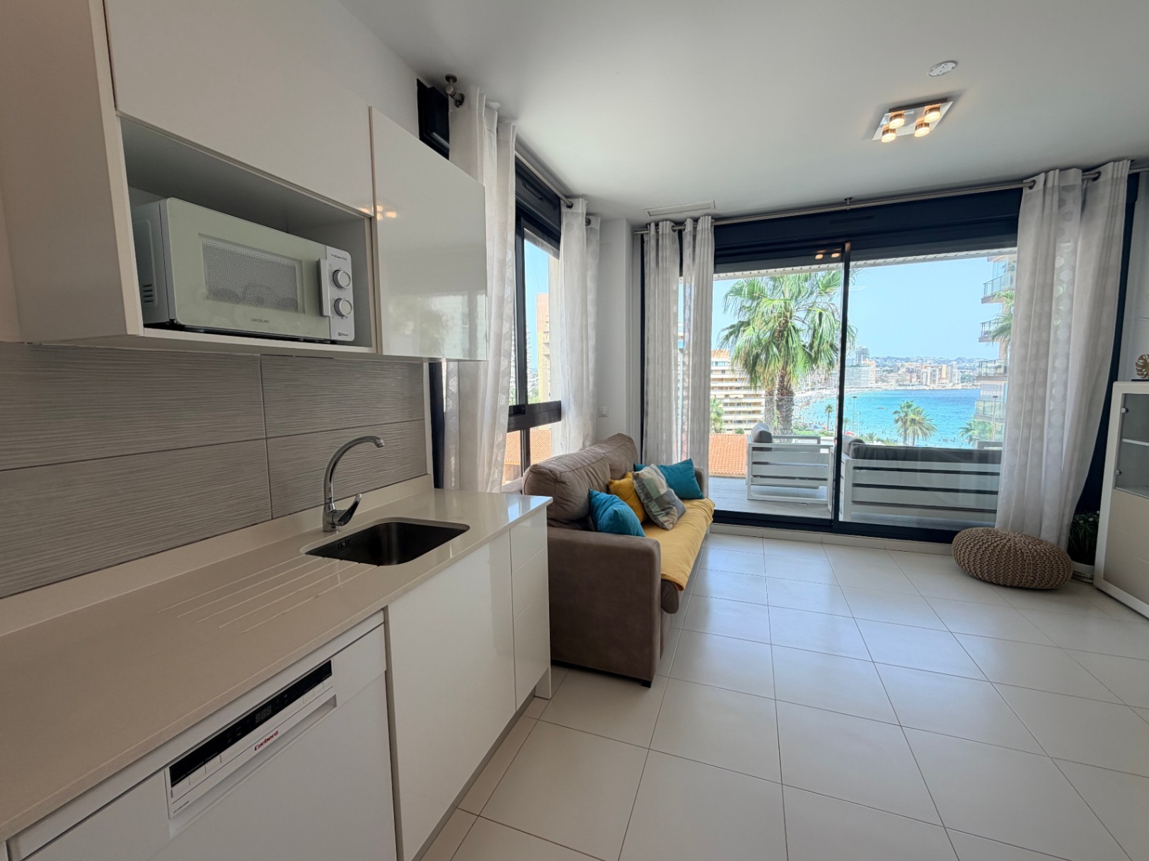 Apartamento moderno de 2 dormitorios con vistas al mar en el edificio Calpe Beach