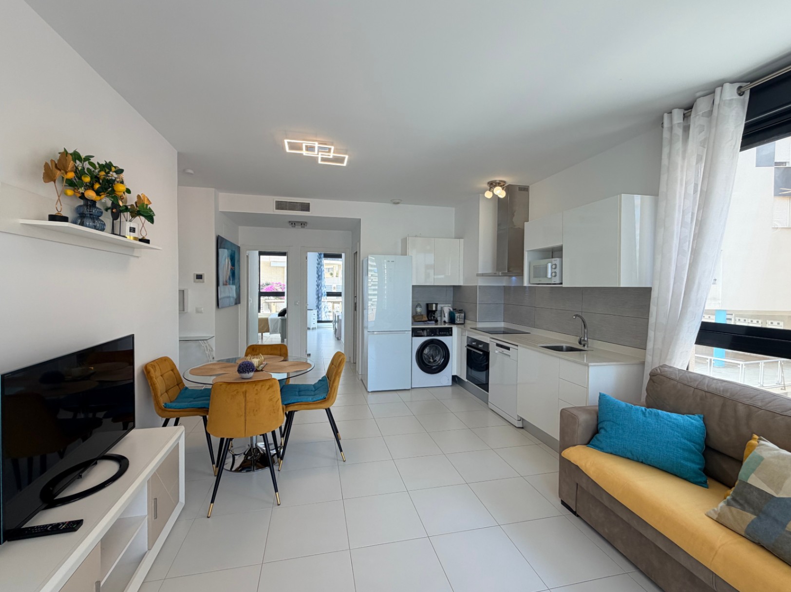 Apartamento moderno de 2 dormitorios con vistas al mar en el edificio Calpe Beach