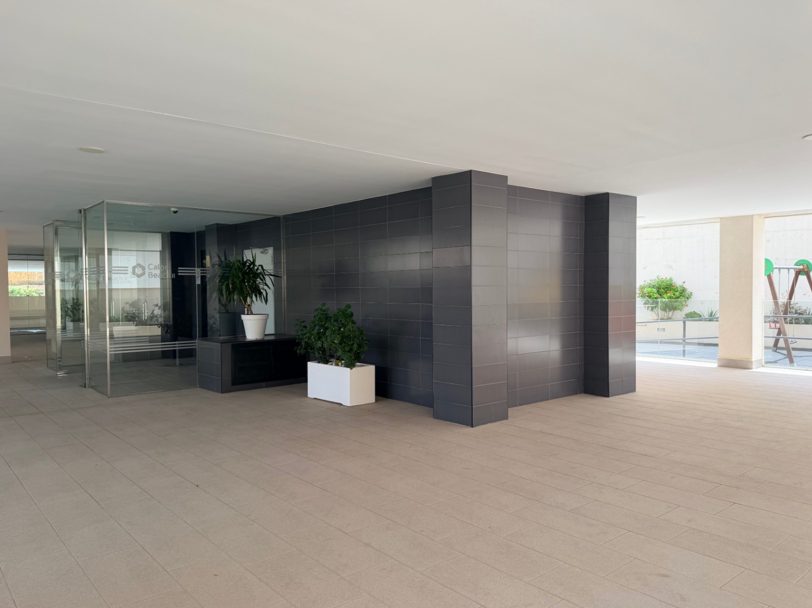 Apartamento moderno de 2 dormitorios con vistas al mar en el edificio Calpe Beach