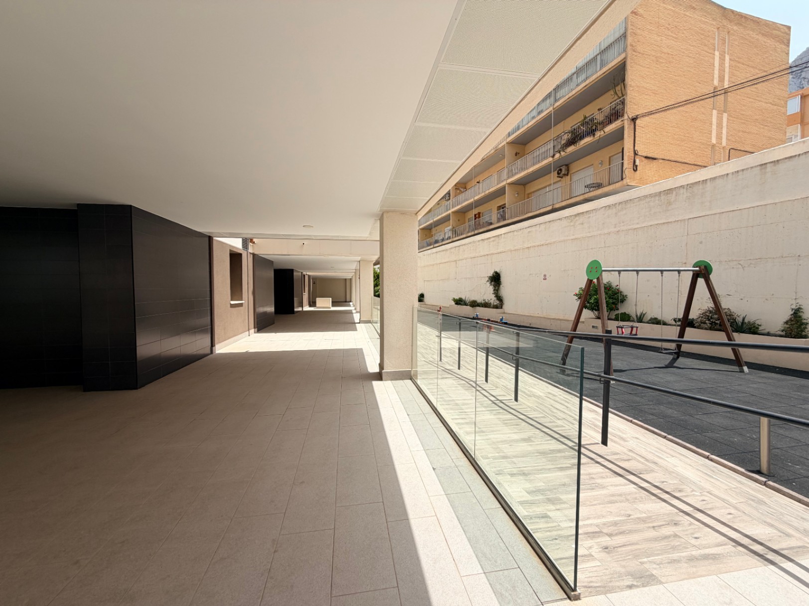 Apartamento moderno de 2 dormitorios con vistas al mar en el edificio Calpe Beach