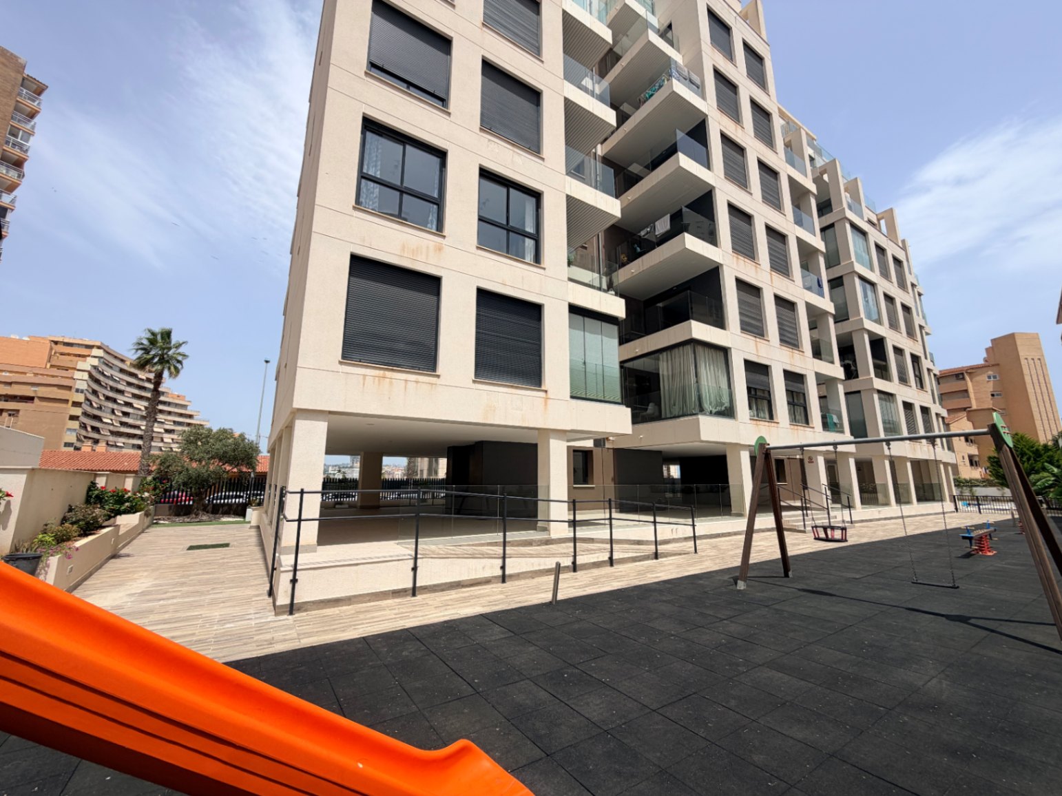 Apartamento moderno de 2 dormitorios con vistas al mar en el edificio Calpe Beach