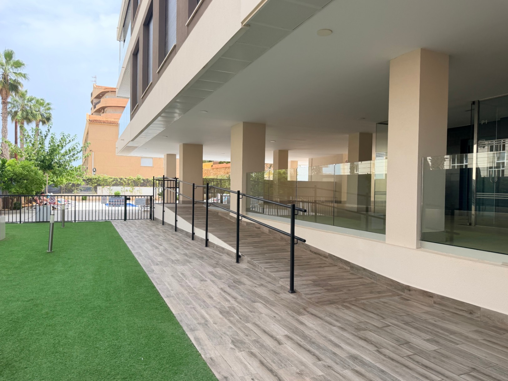 Apartamento moderno de 2 dormitorios con vistas al mar en el edificio Calpe Beach
