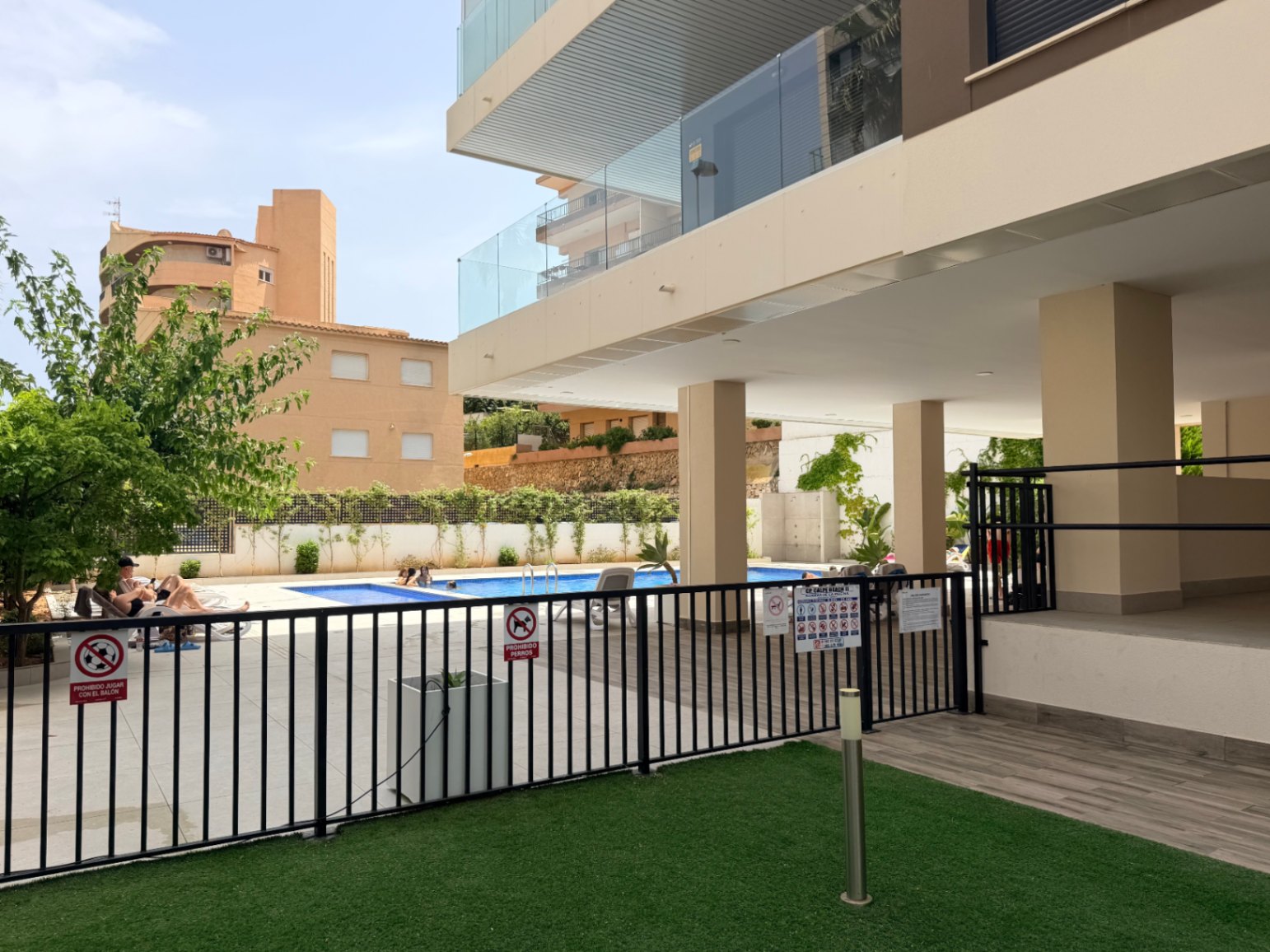 Apartamento moderno de 2 dormitorios con vistas al mar en el edificio Calpe Beach
