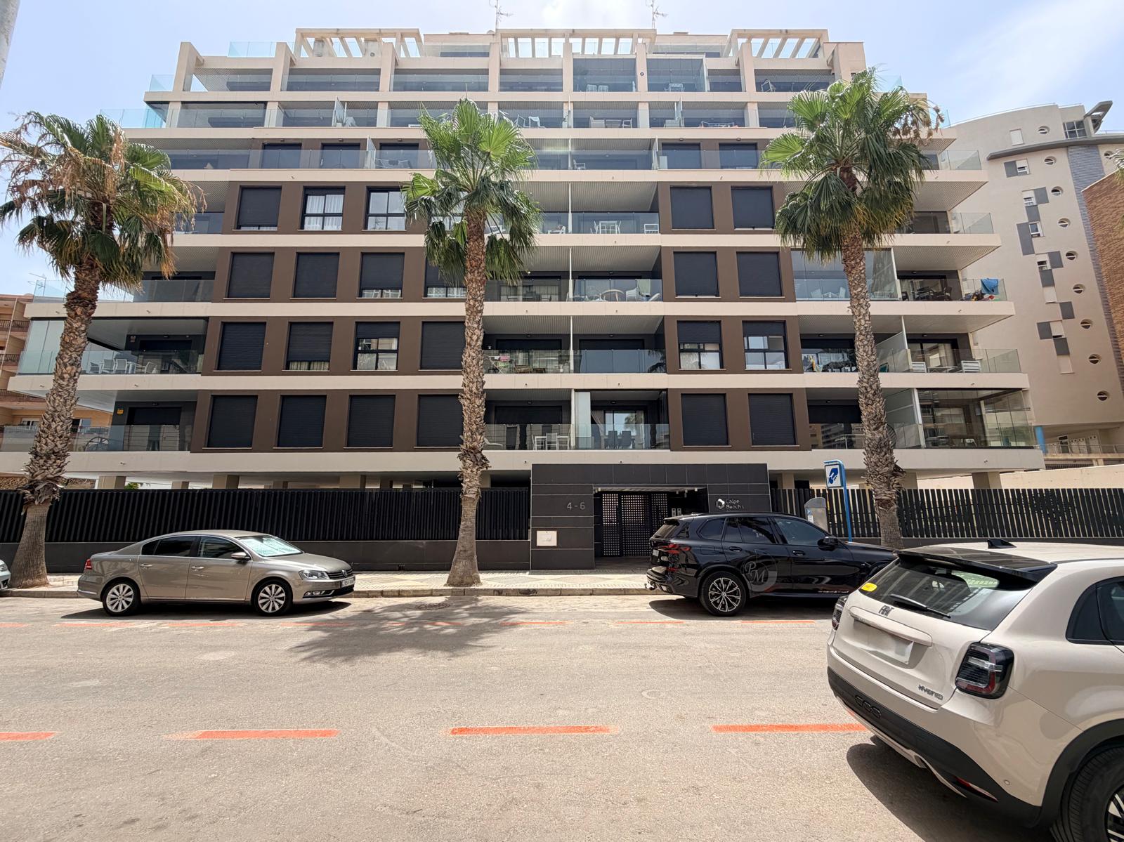 Apartamento moderno de 2 dormitorios con vistas al mar en el edificio Calpe Beach