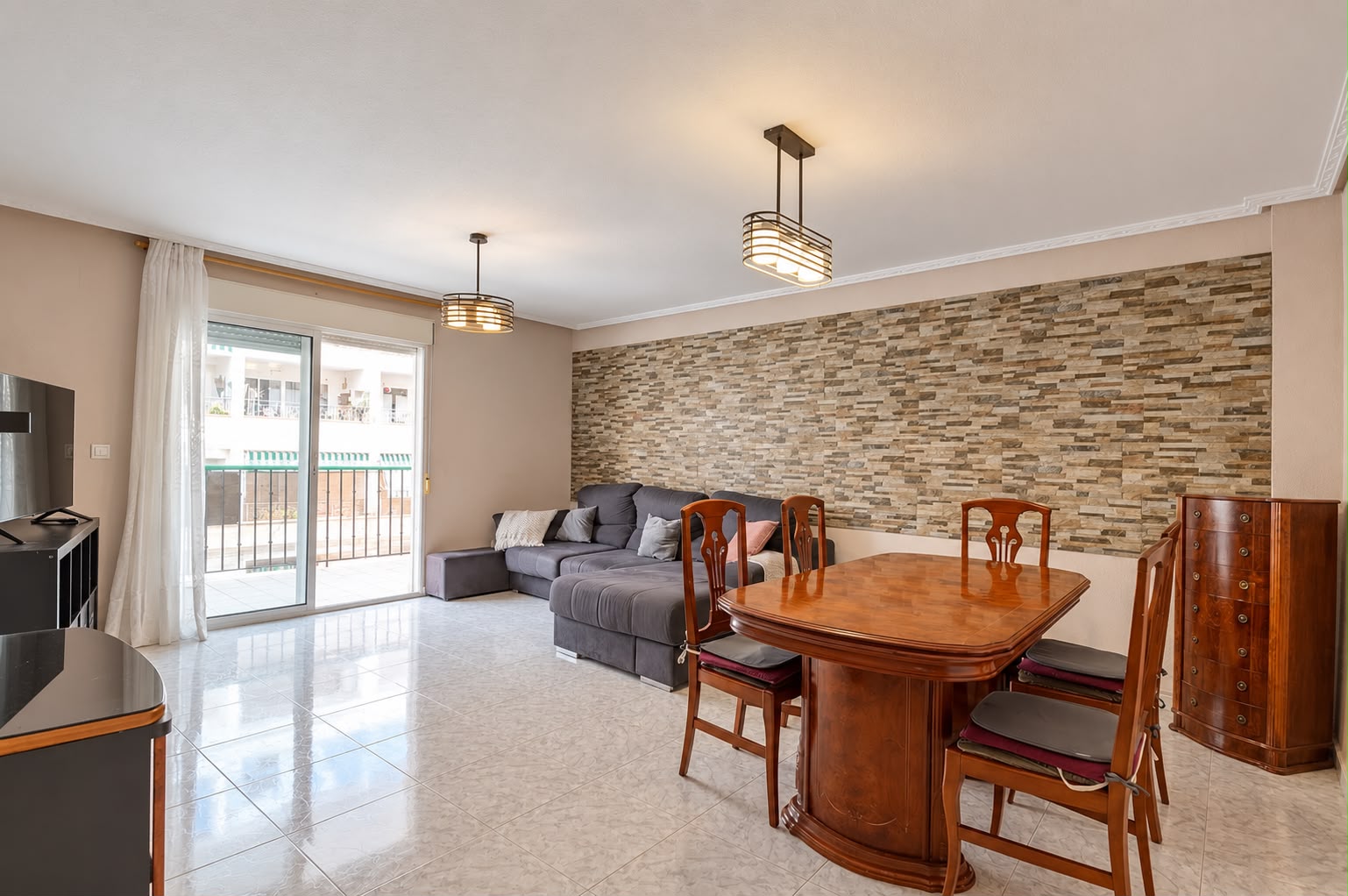 Espacioso piso de 130 m² con terraza y patio en Avda. Masnou (Manzanera-Tosal)