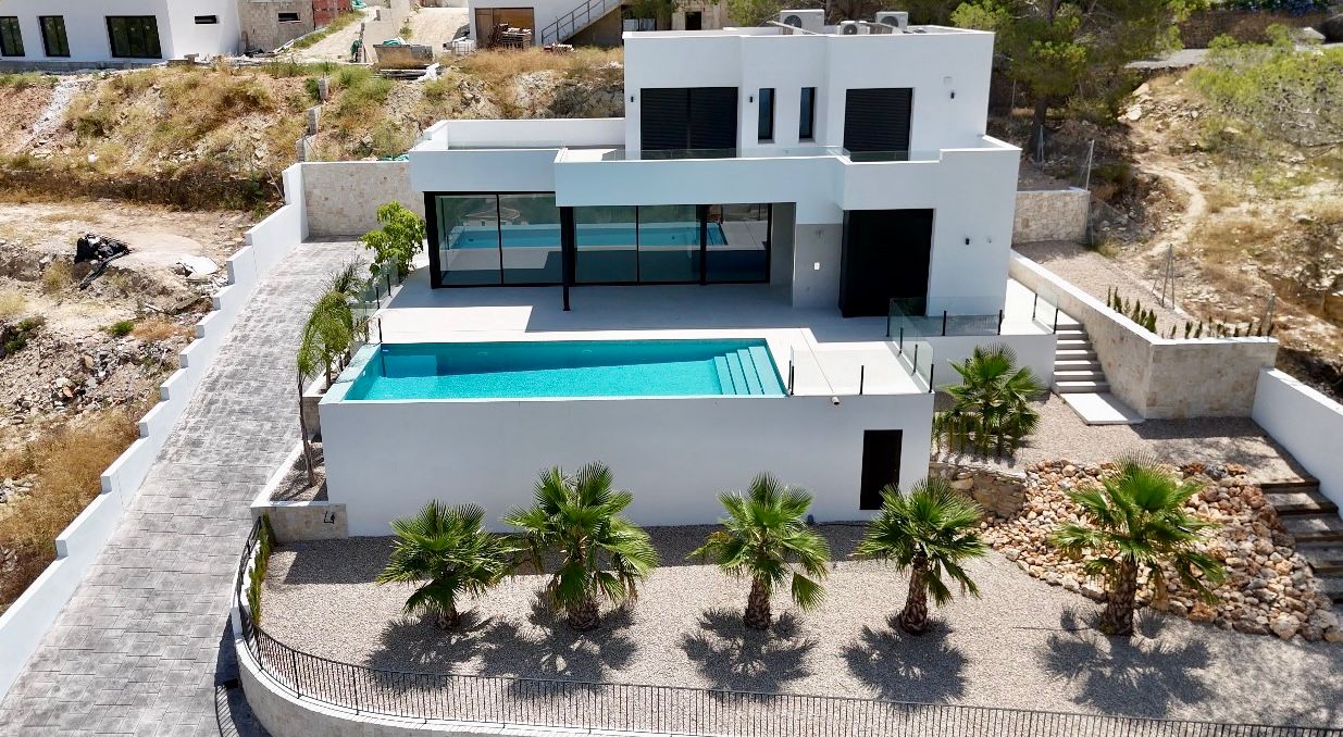 Magnifica villa nueva a estrenar con piscina, vistas panorámicas y placas solares.
