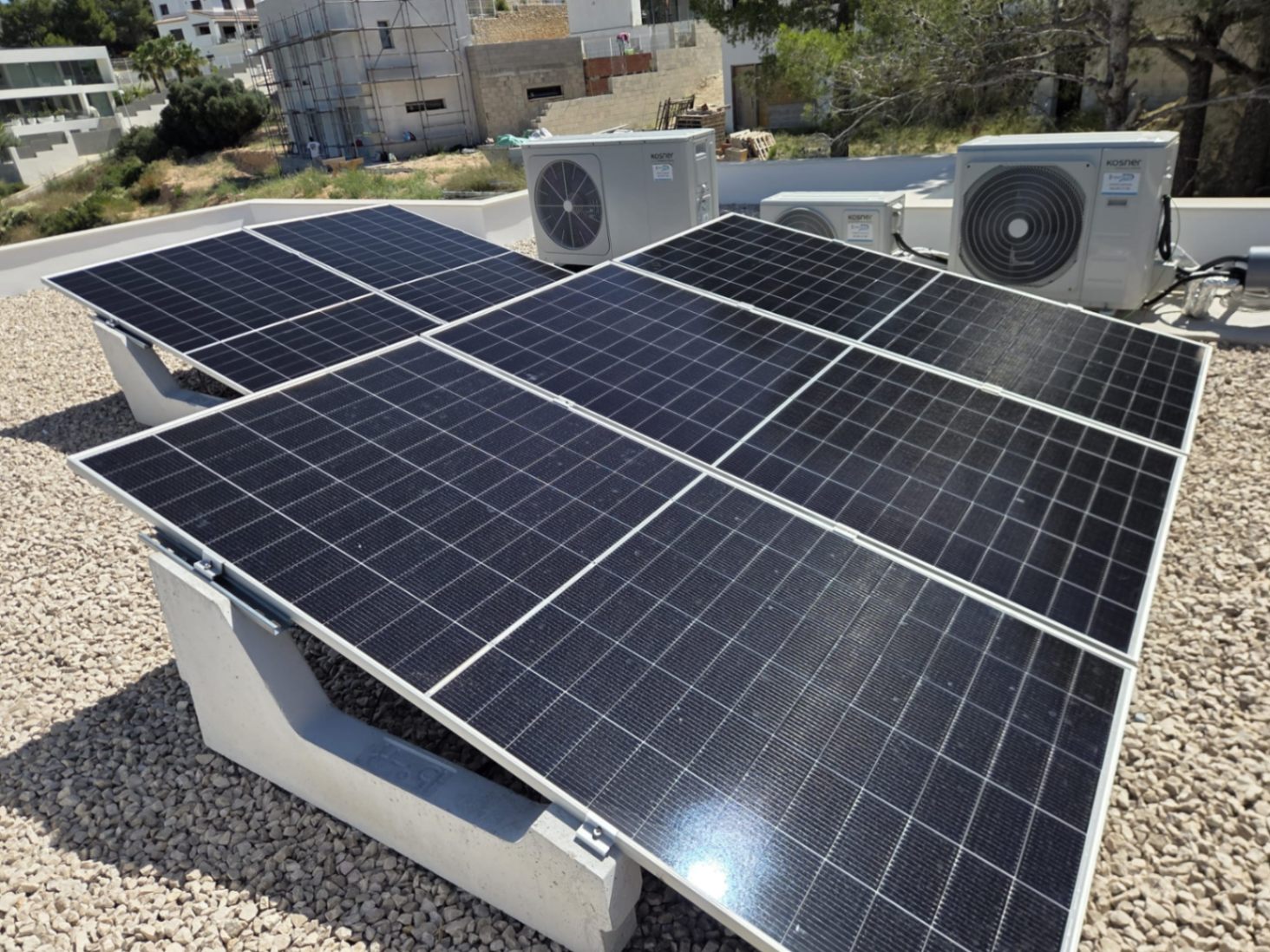 Magnifica villa nueva a estrenar con piscina, vistas panorámicas y placas solares.