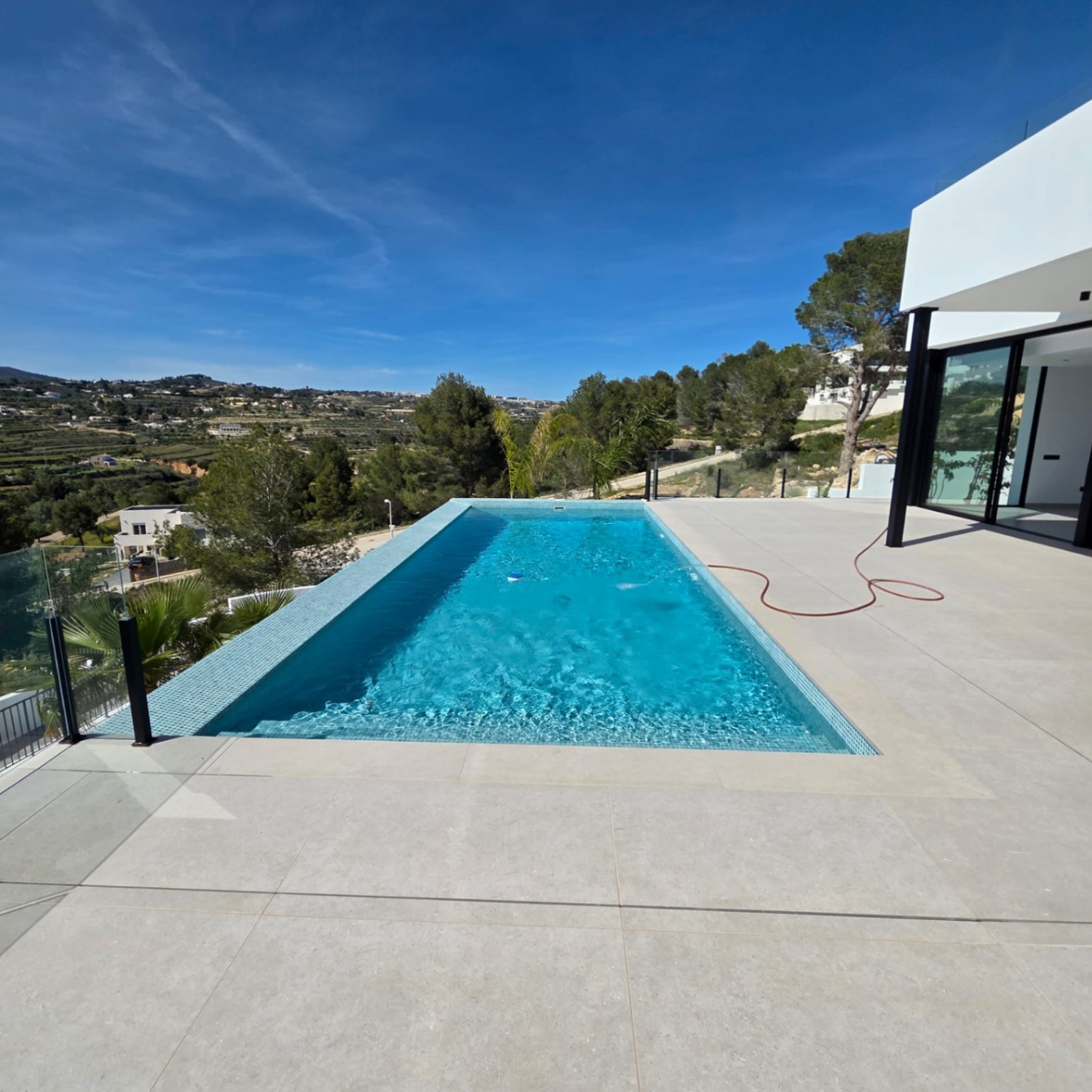 Magnifica villa nueva a estrenar con piscina, vistas panorámicas y placas solares.