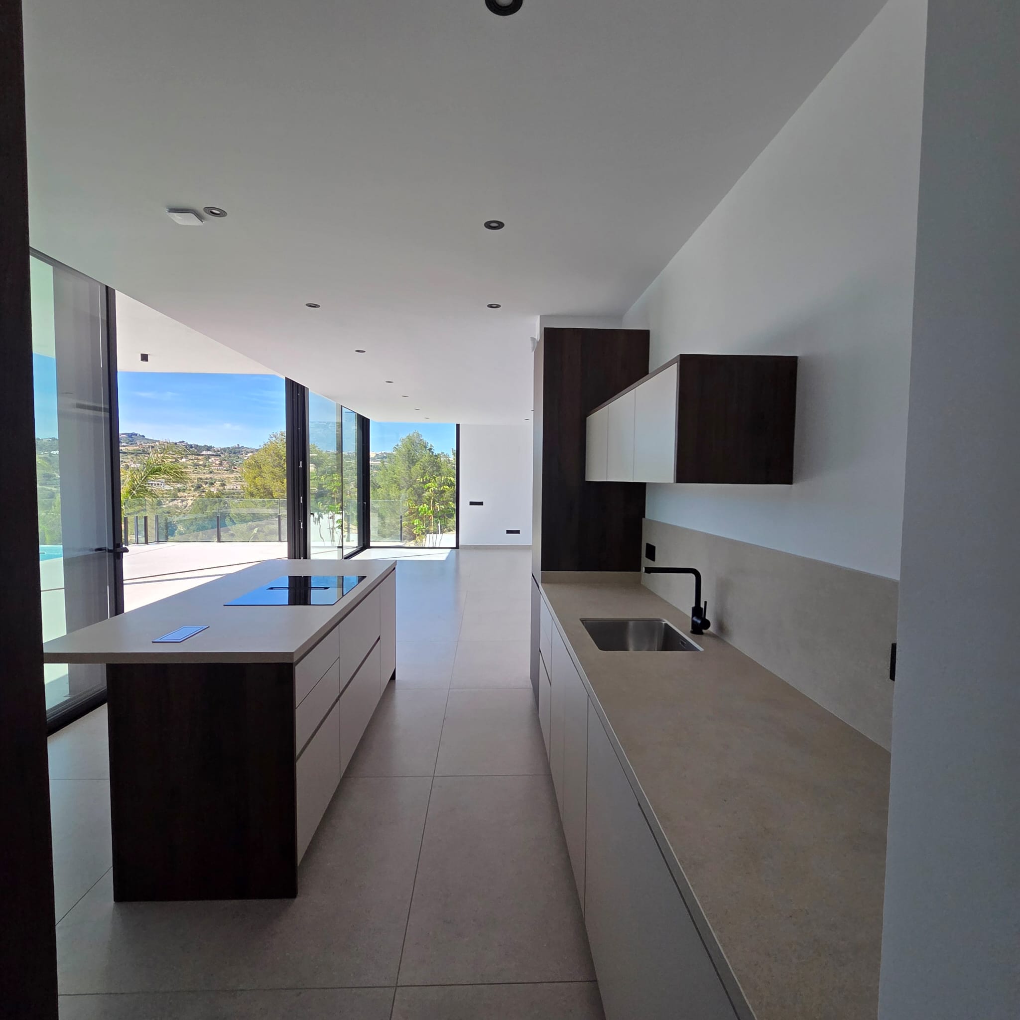 Magnifica villa nueva a estrenar con piscina, vistas panorámicas y placas solares.