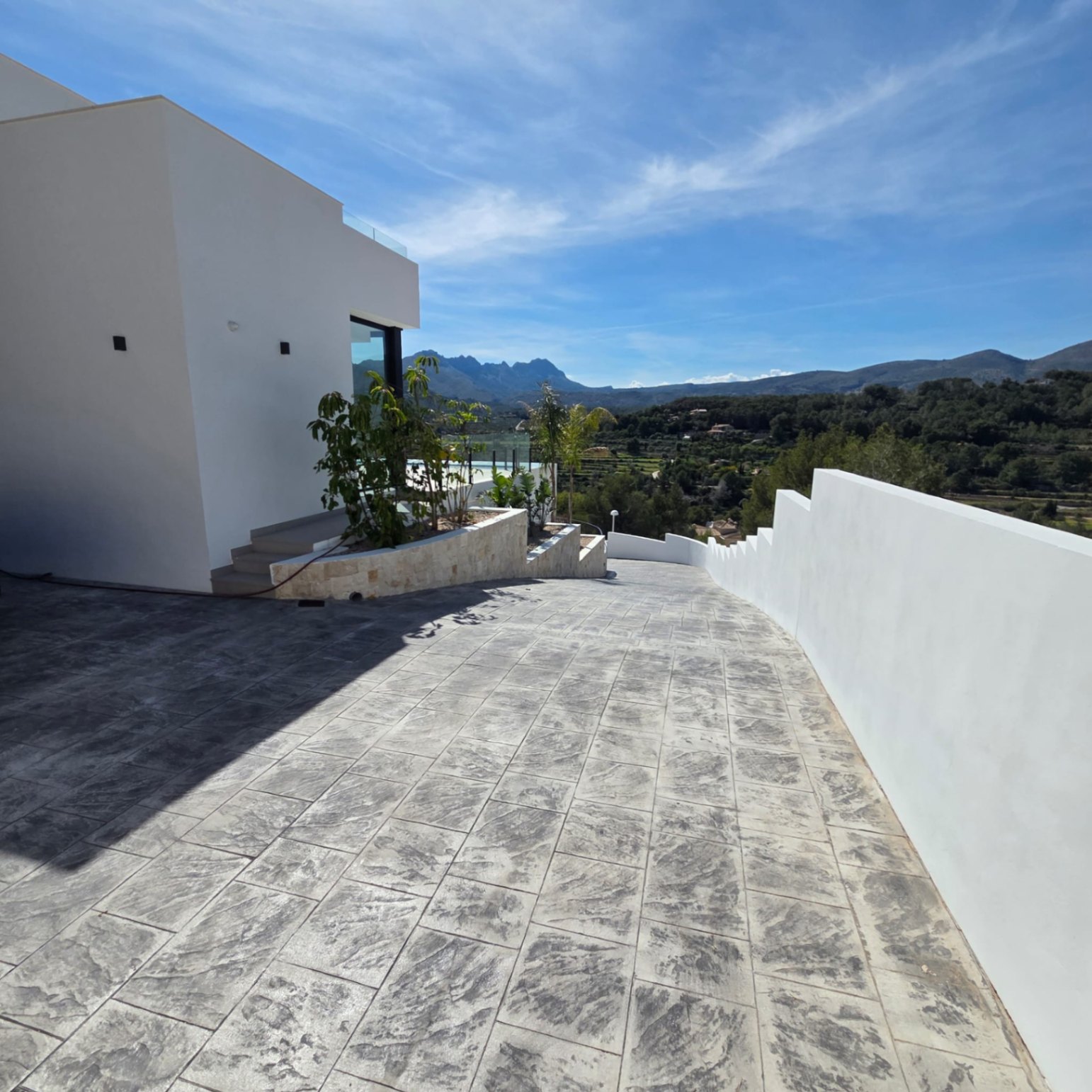 Magnifica villa nueva a estrenar con piscina, vistas panorámicas y placas solares.