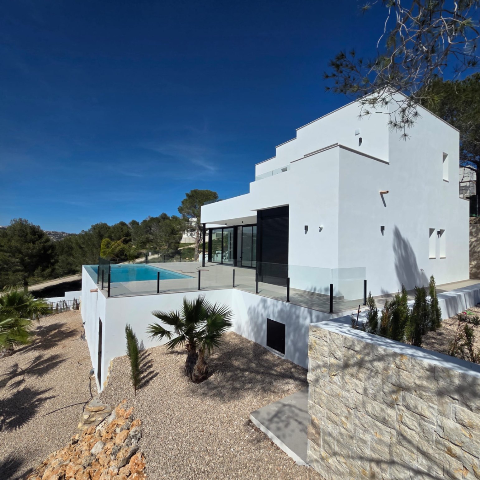 Magnifica villa nueva a estrenar con piscina, vistas panorámicas y placas solares.