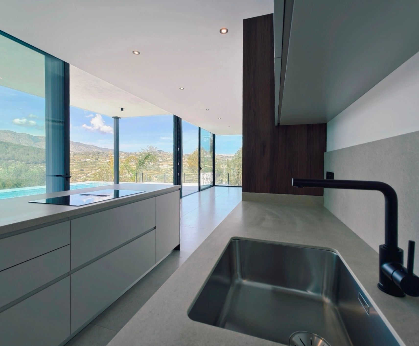 Magnifica villa nueva a estrenar con piscina, vistas panorámicas y placas solares.