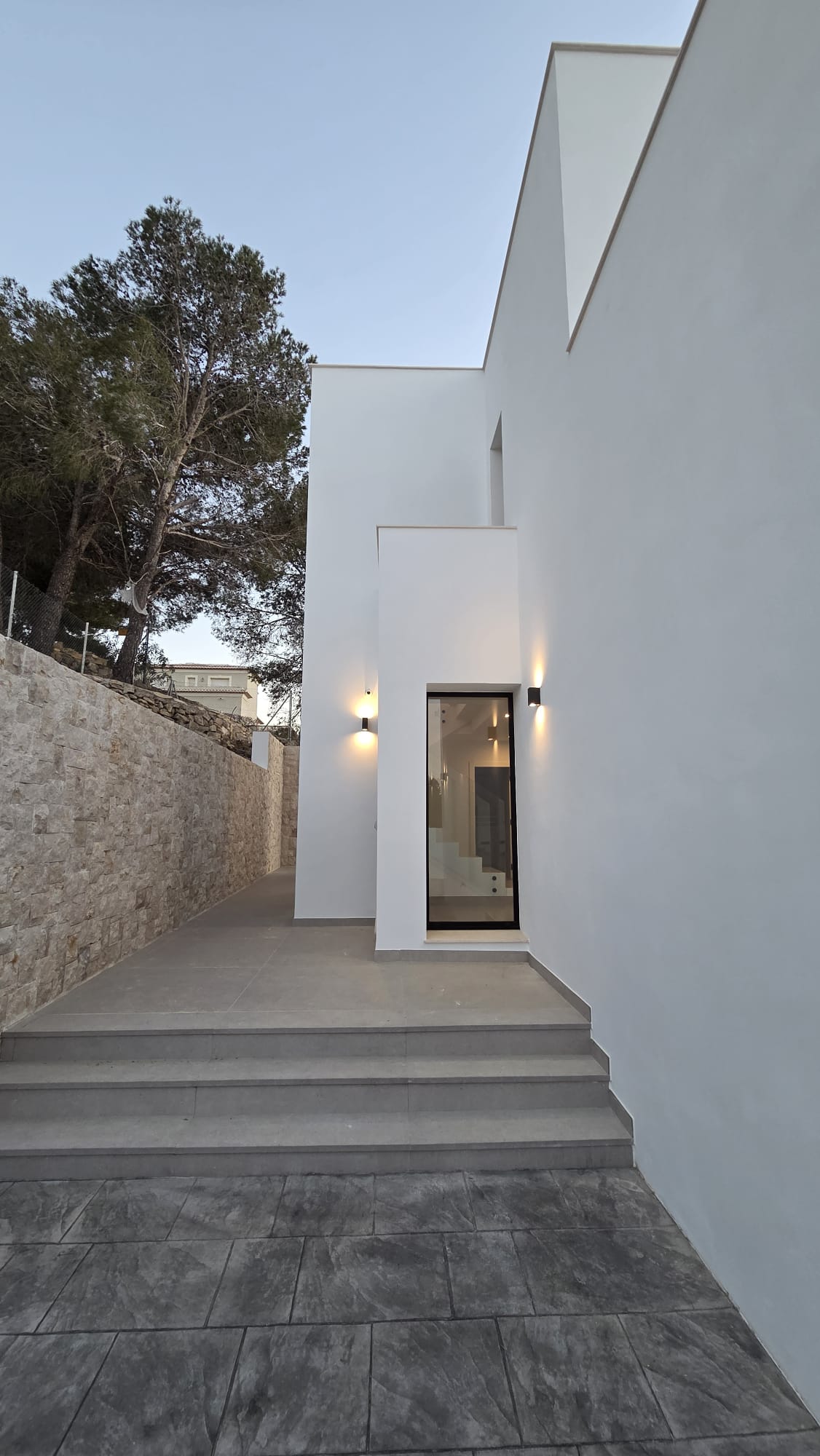Magnifica villa nueva a estrenar con piscina, vistas panorámicas y placas solares.