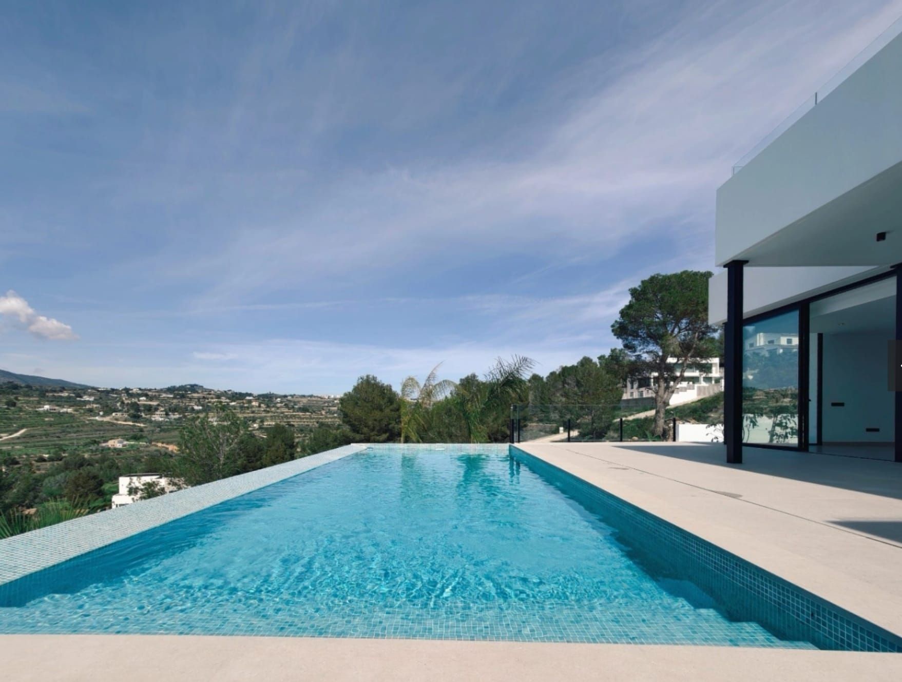 Magnifica villa nueva a estrenar con piscina, vistas panorámicas y placas solares.