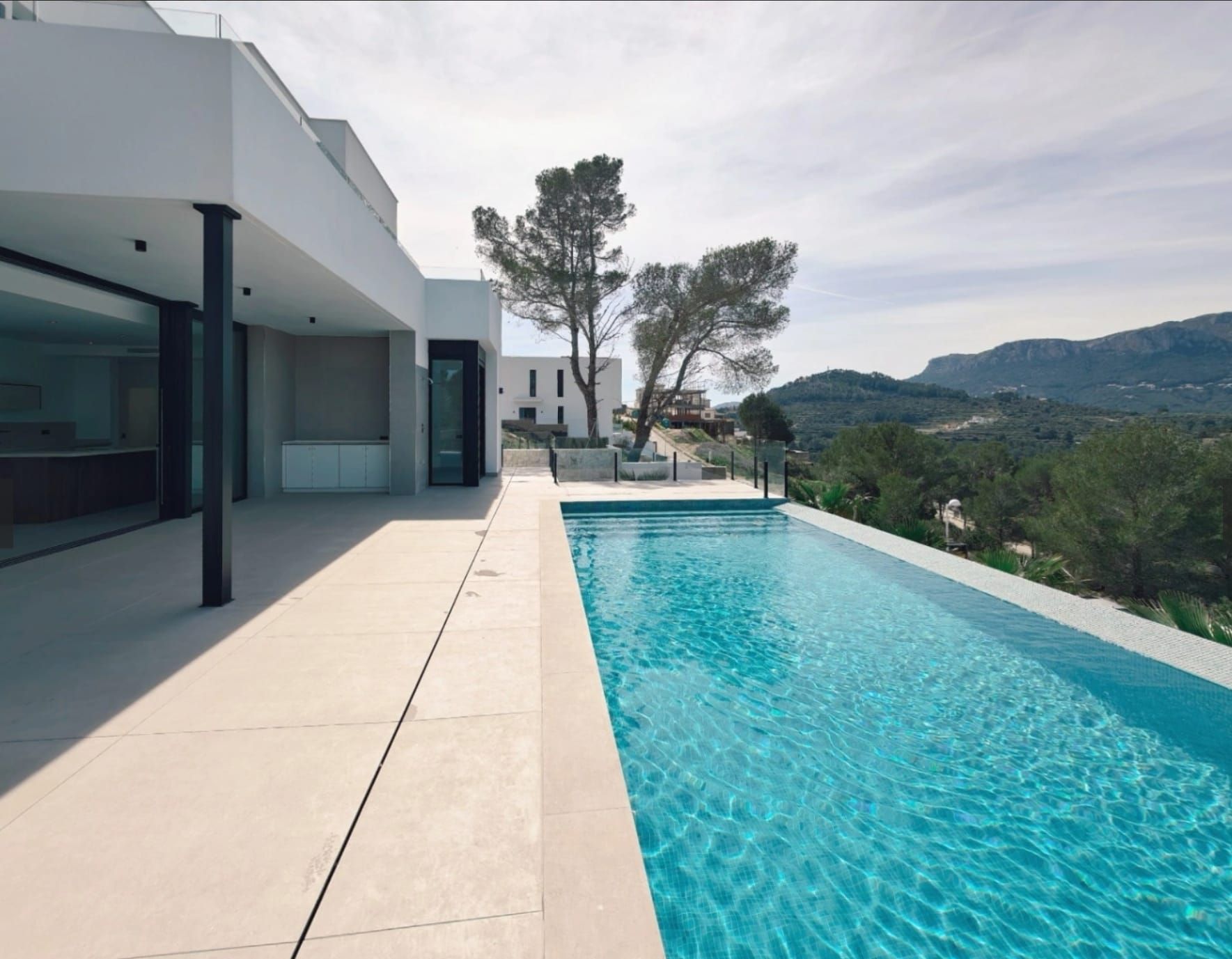 Magnifica villa nueva a estrenar con piscina, vistas panorámicas y placas solares.