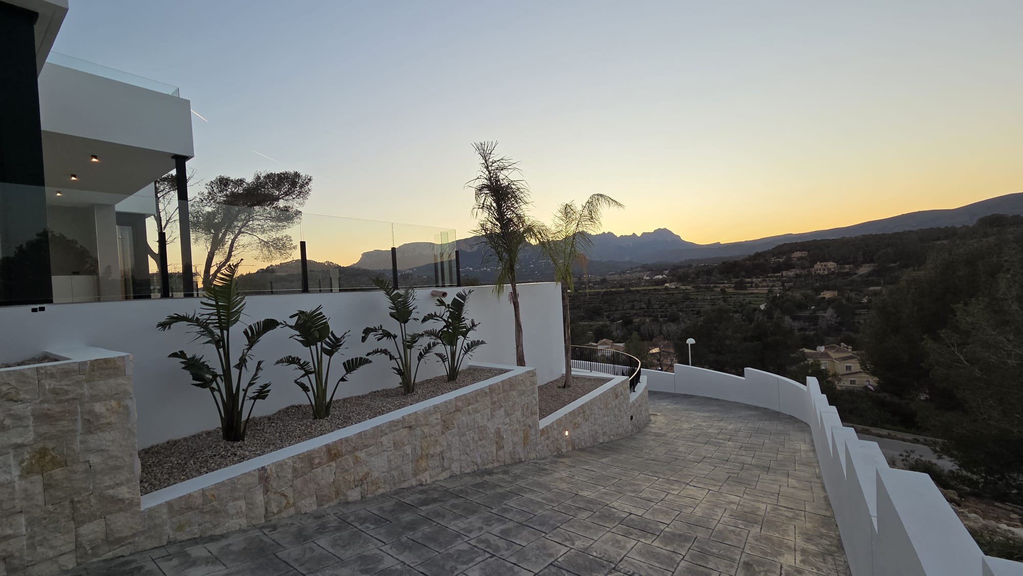 Magnifica villa nueva a estrenar con piscina, vistas panorámicas y placas solares.