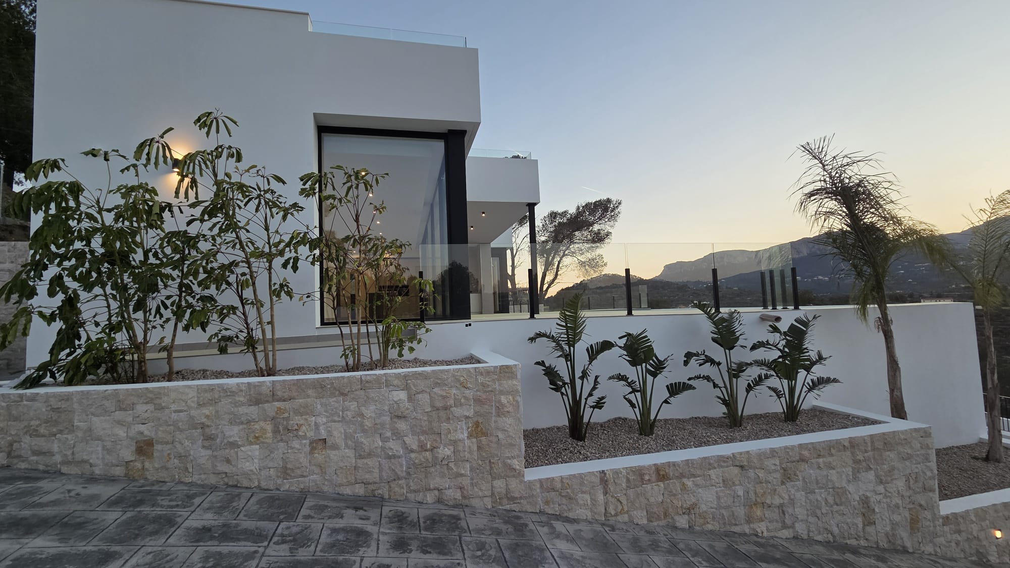 Magnifica villa nueva a estrenar con piscina, vistas panorámicas y placas solares.