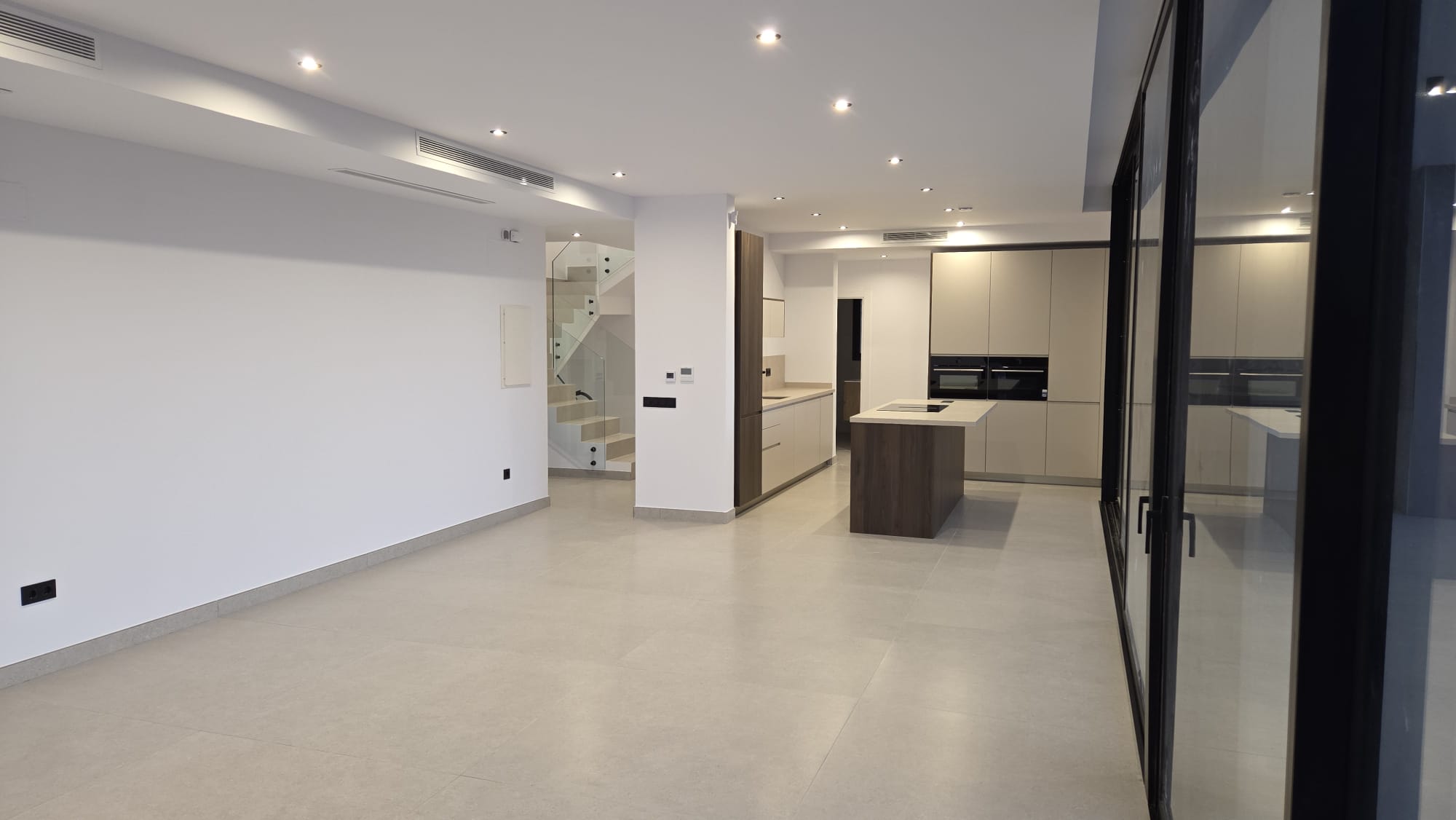 Magnifica villa nueva a estrenar con piscina, vistas panorámicas y placas solares.