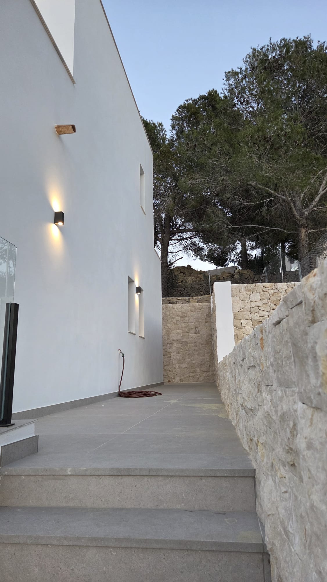 Magnifica villa nueva a estrenar con piscina, vistas panorámicas y placas solares.